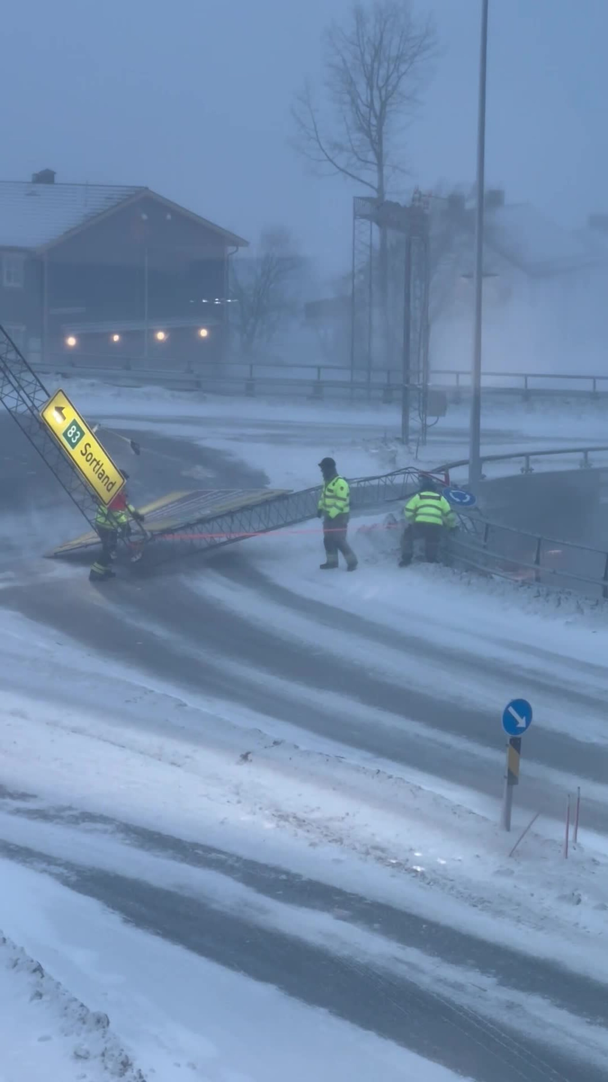 Skilt blåst i bakken