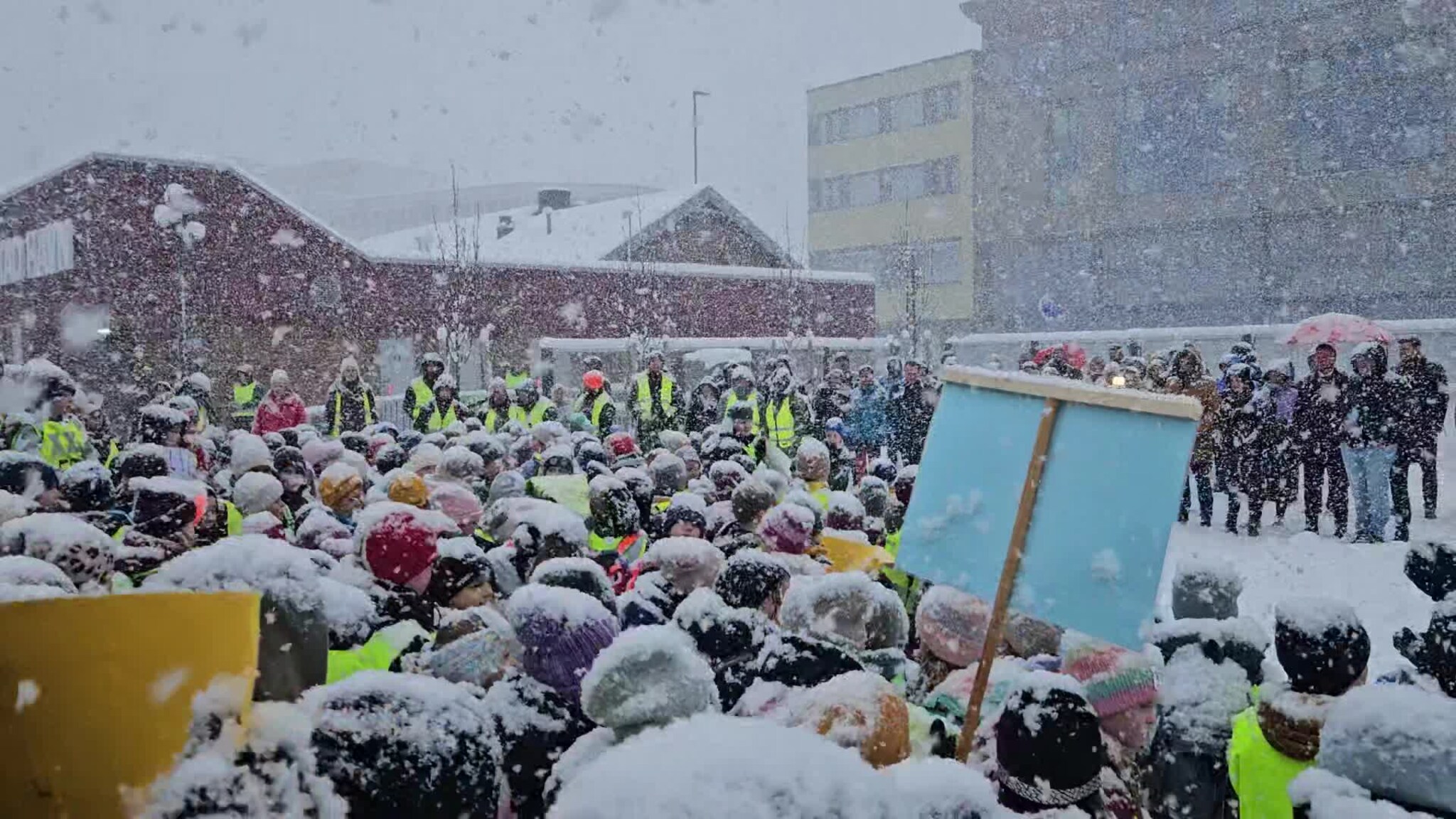 Elever fra Kanebogen skole synger under demonstrasjon