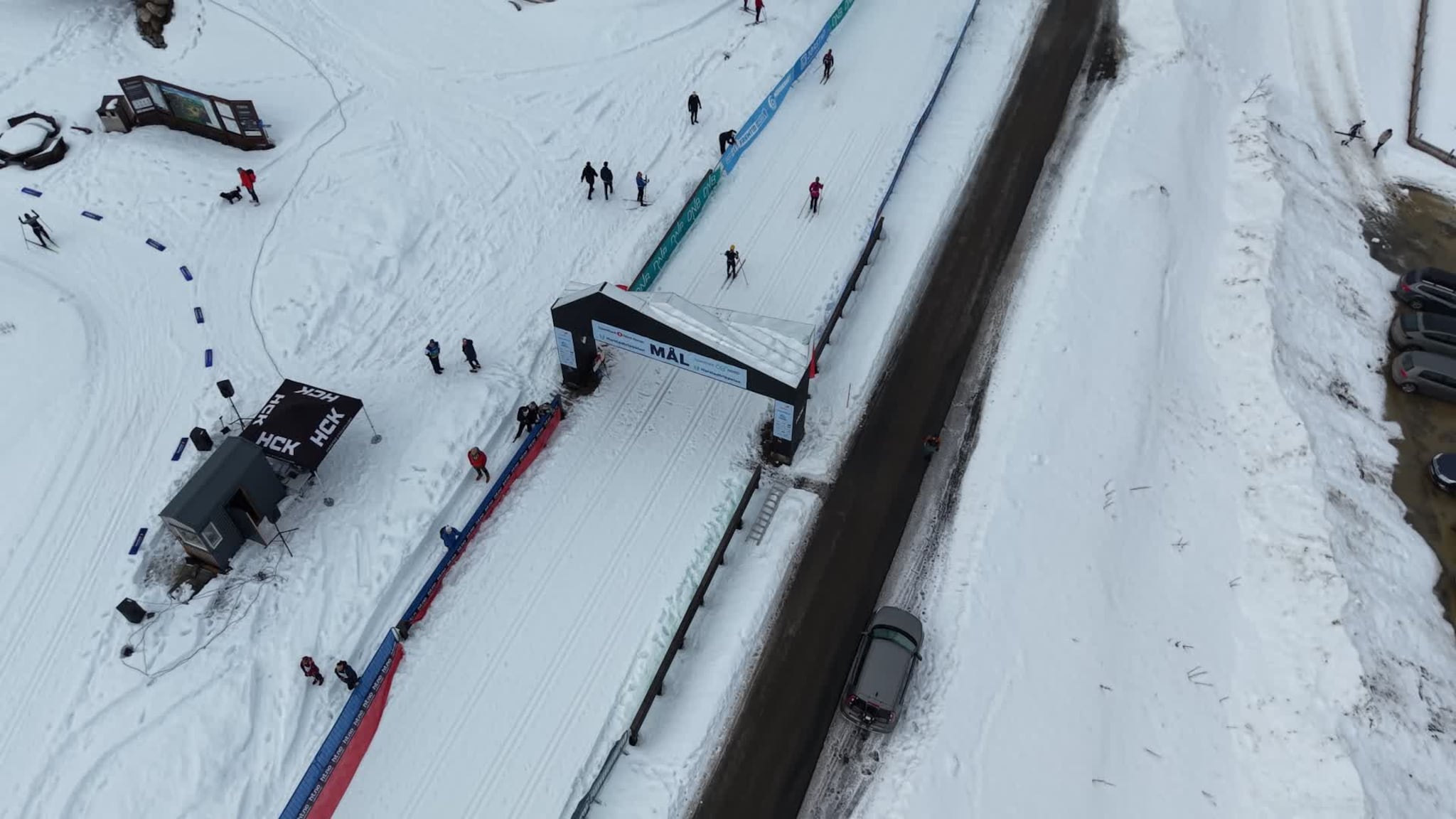 Skiløperne kommer i mål