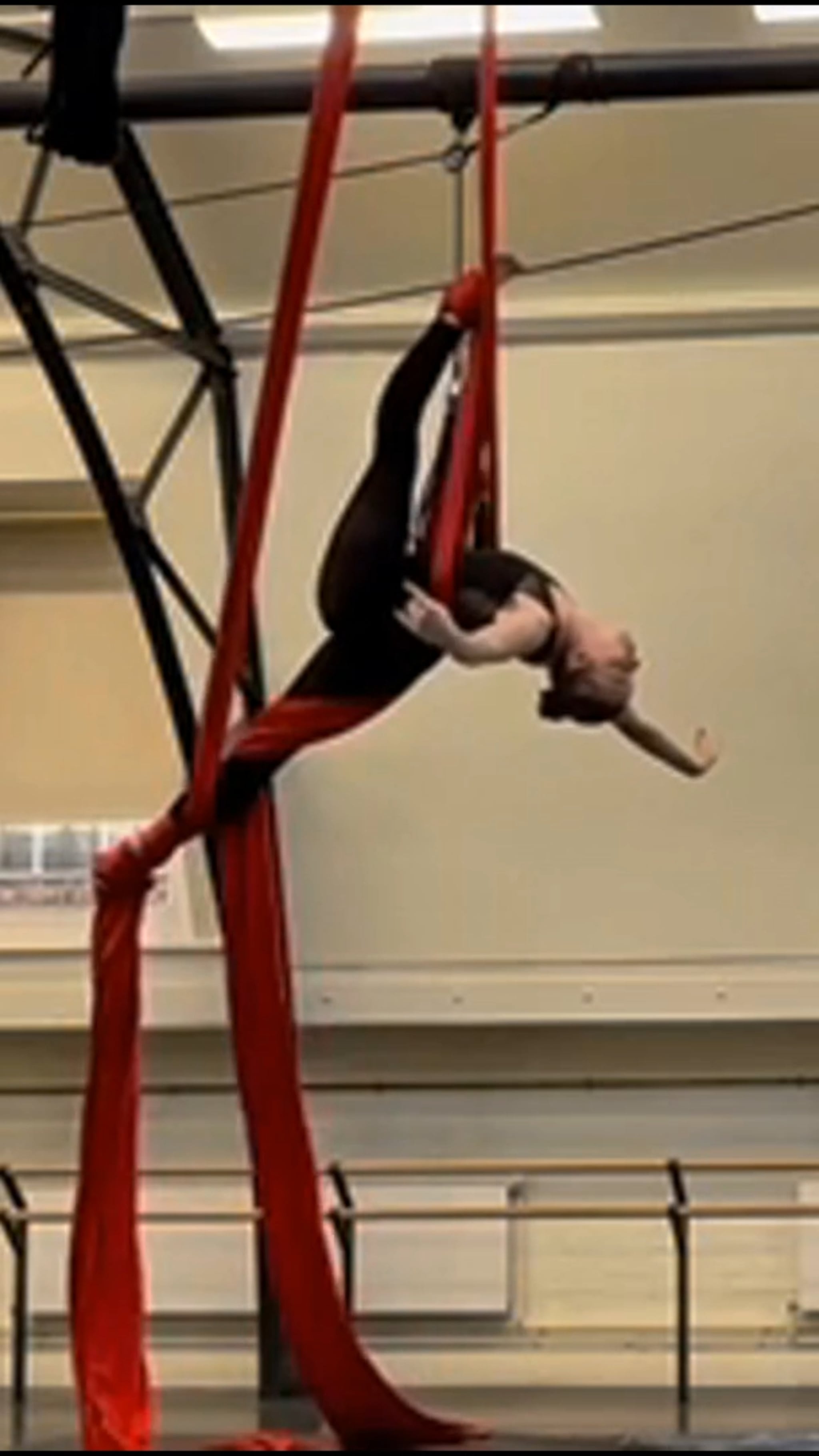 Emilie Karlsen viser frem ferdighetene