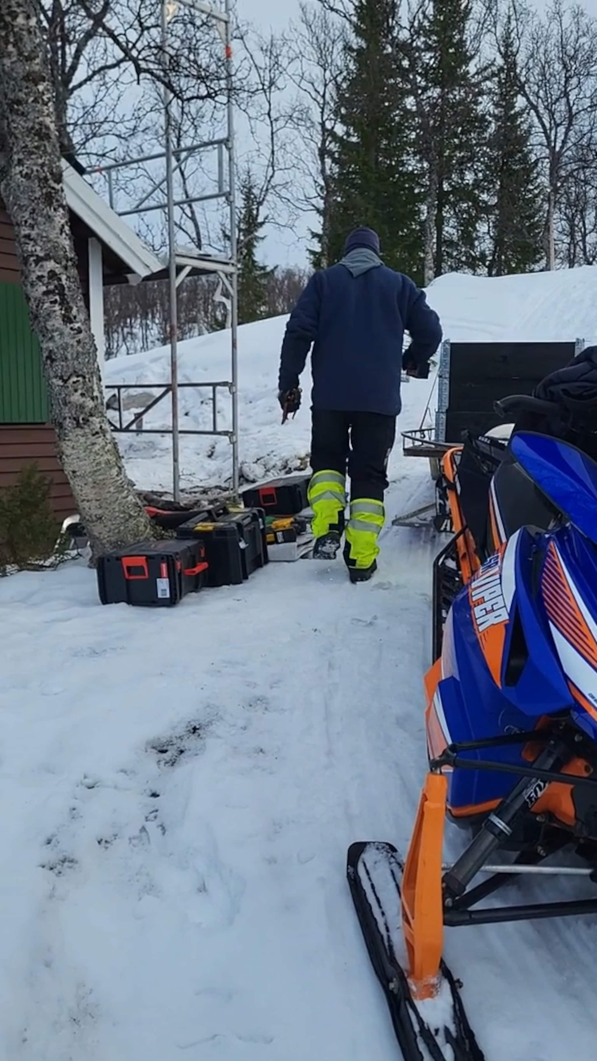 Takjobb langt inne i skogen
