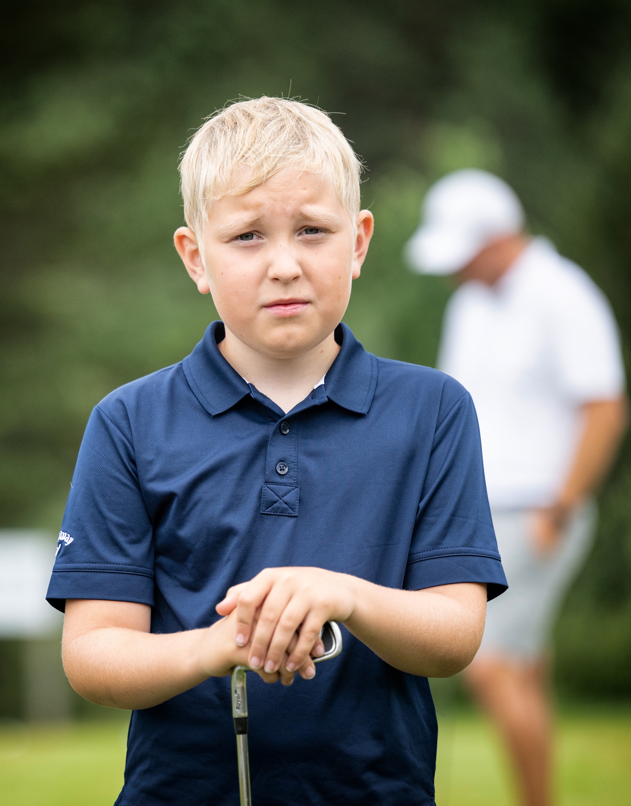 På Hitra samles 14 deltakere til nybegynnerkurs i golf.