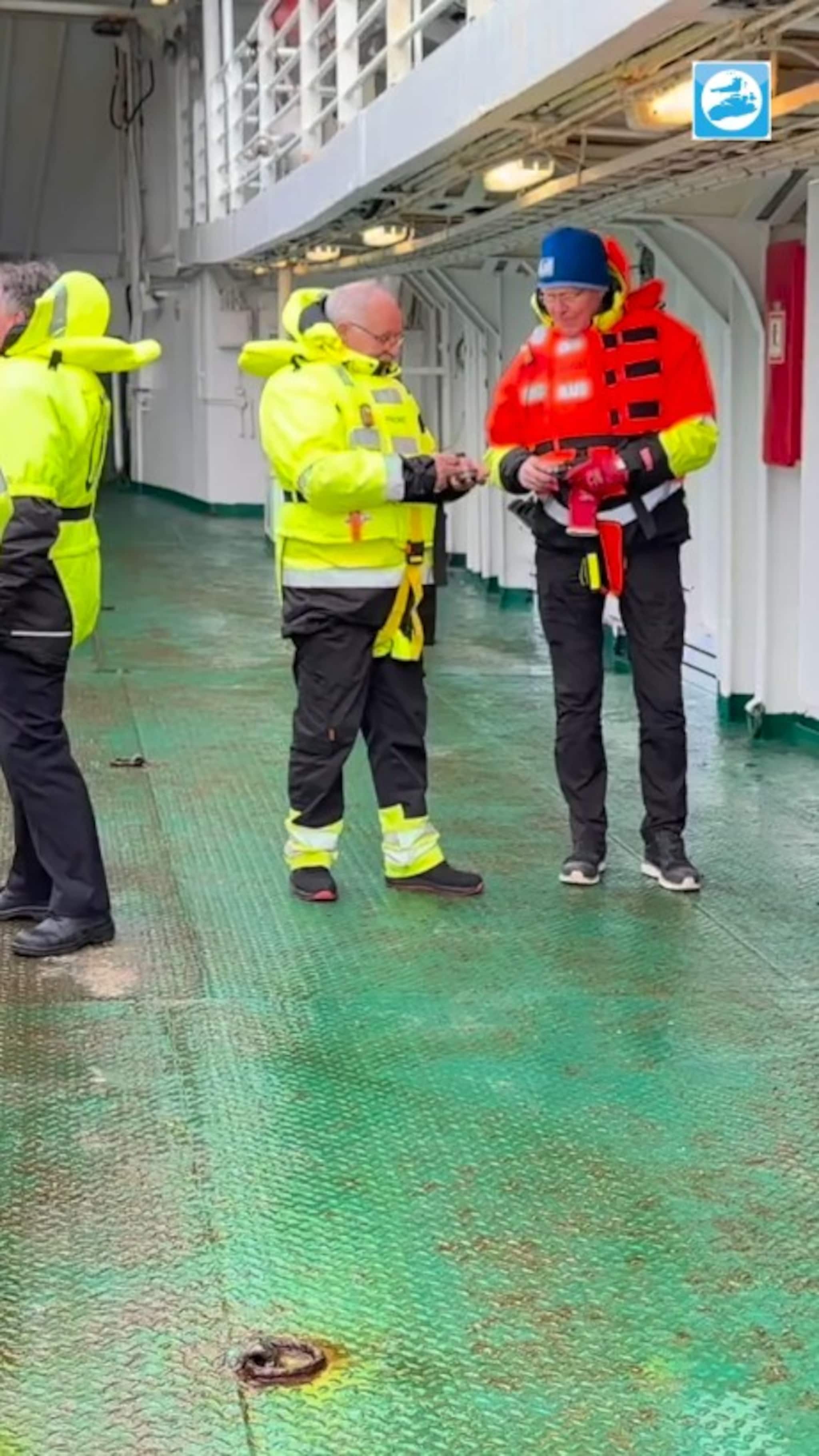 Her kommer mannskapet seg trygt om bord i rednings­flåta
