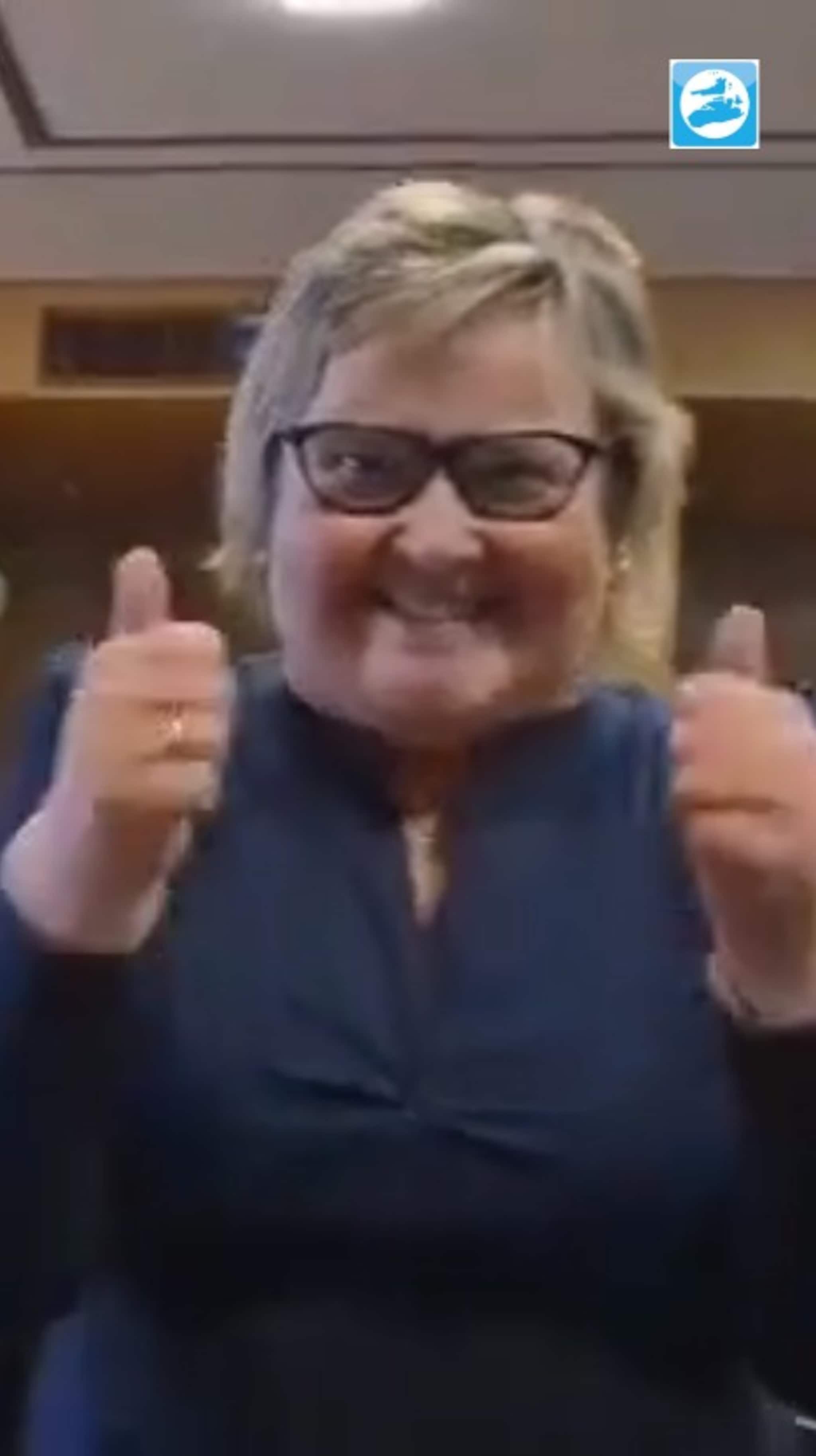 Her får Kristin og Mona vite at Frøya  har vunnet pris