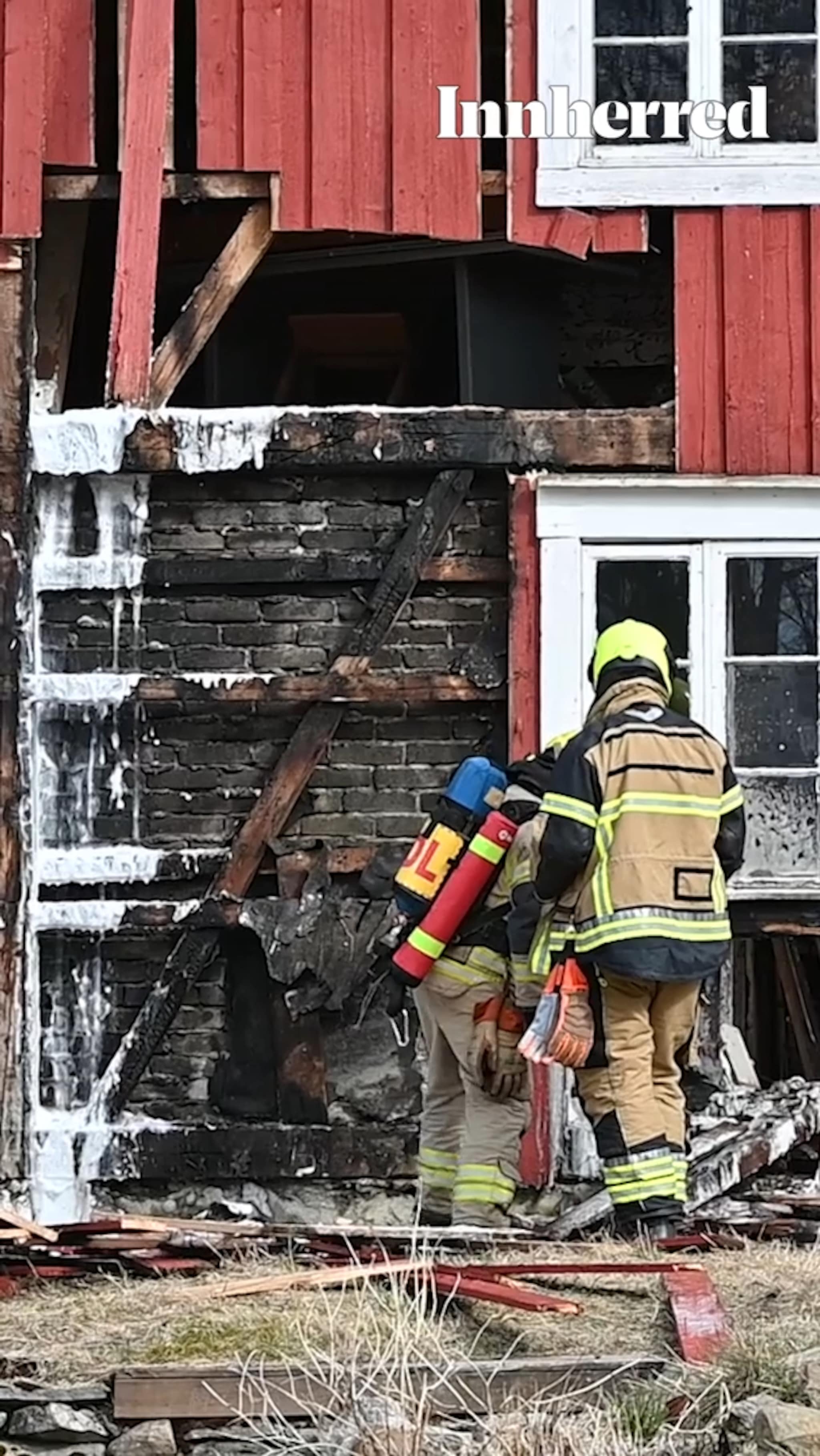 Måtte rive vegg for å slukke brann