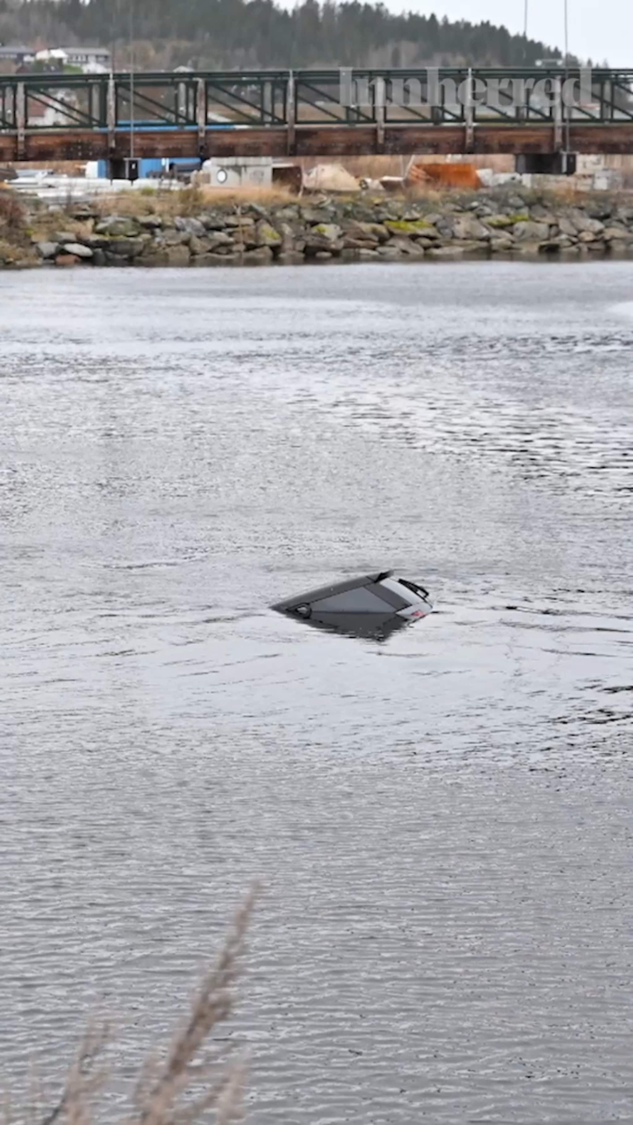 Mopedbil havnet i elva