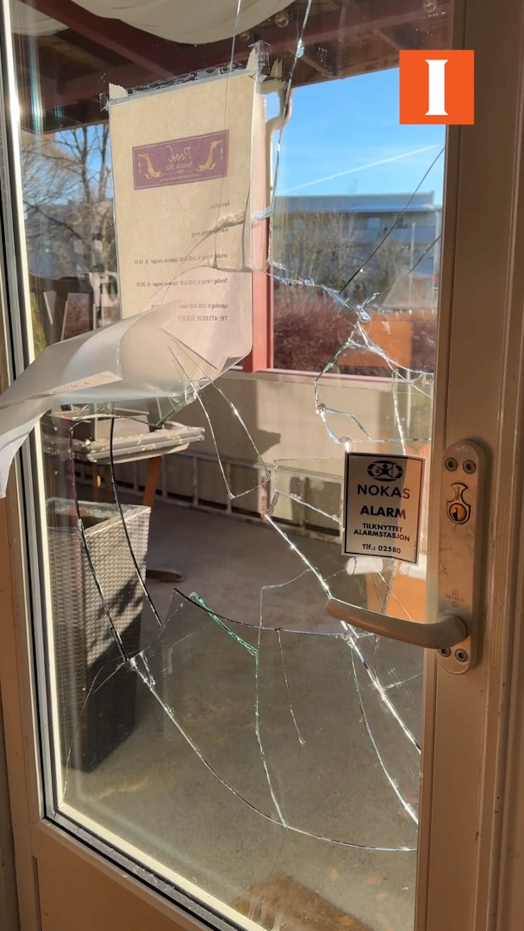 Kastet stein gjennom balkongdør