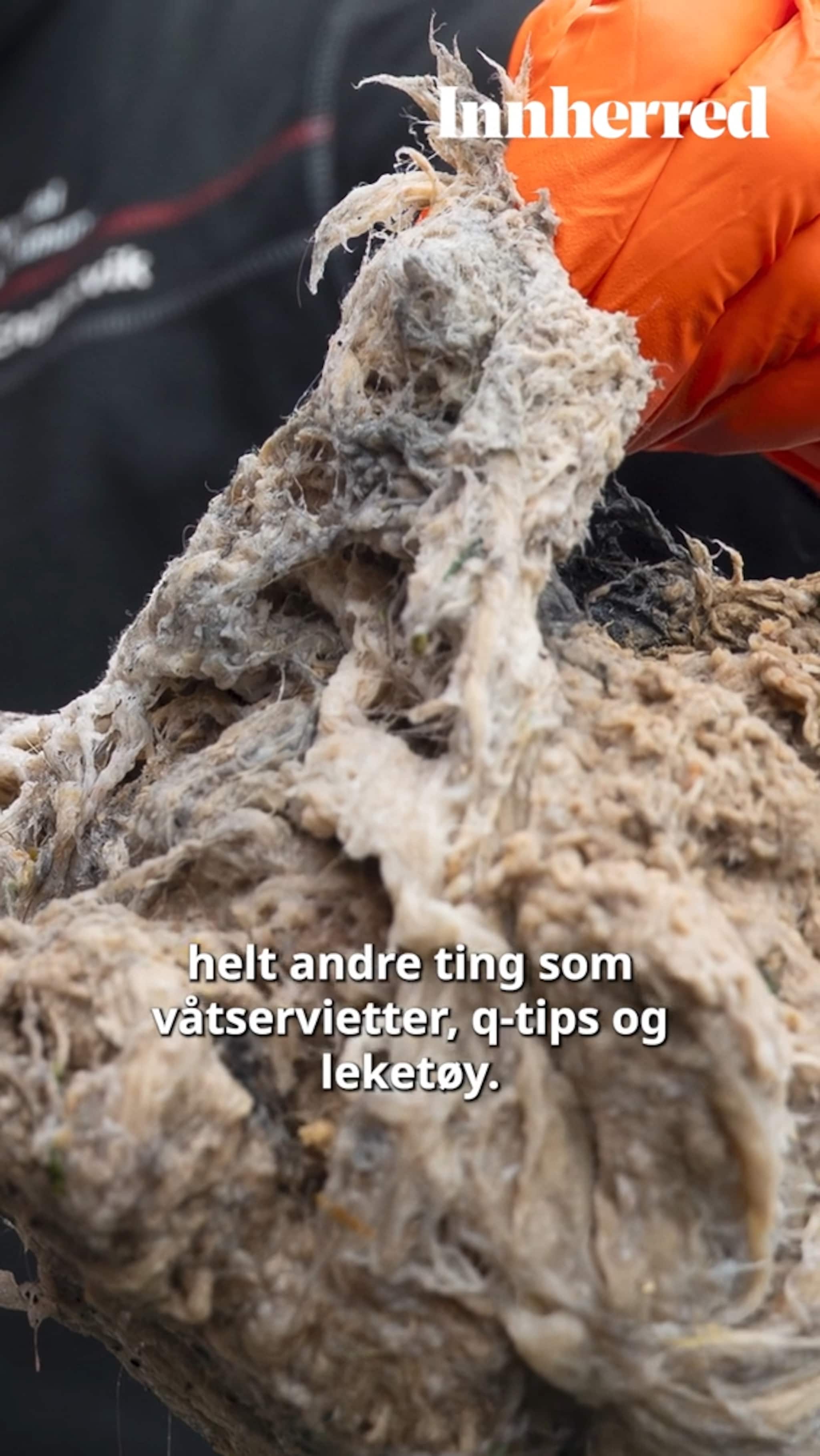 Kaster søppel i do