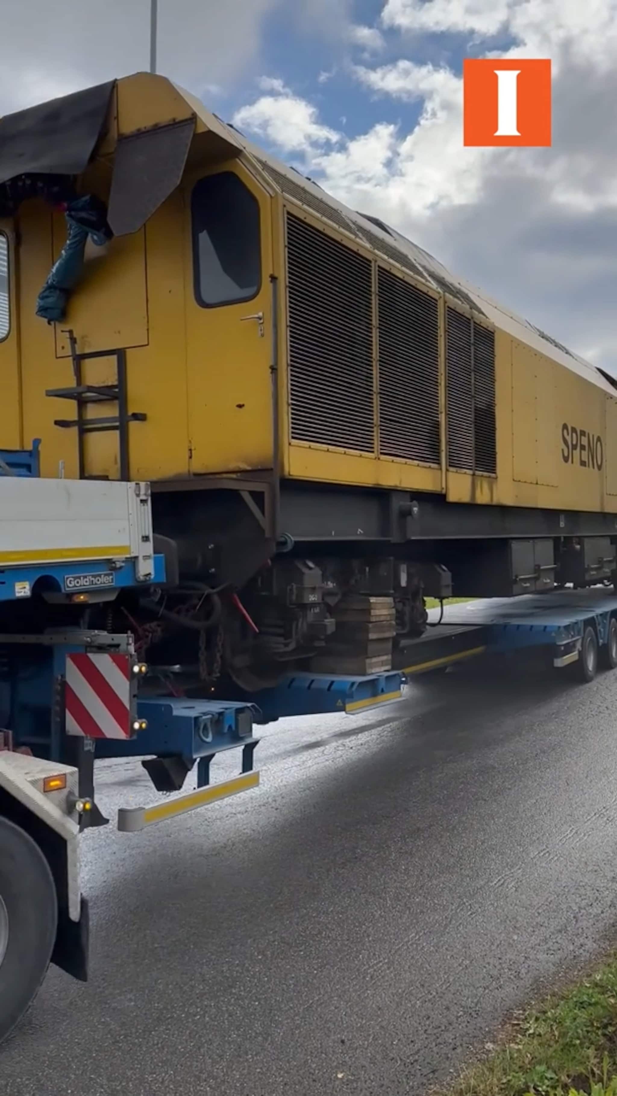 Her går toget - oppå en lastebil