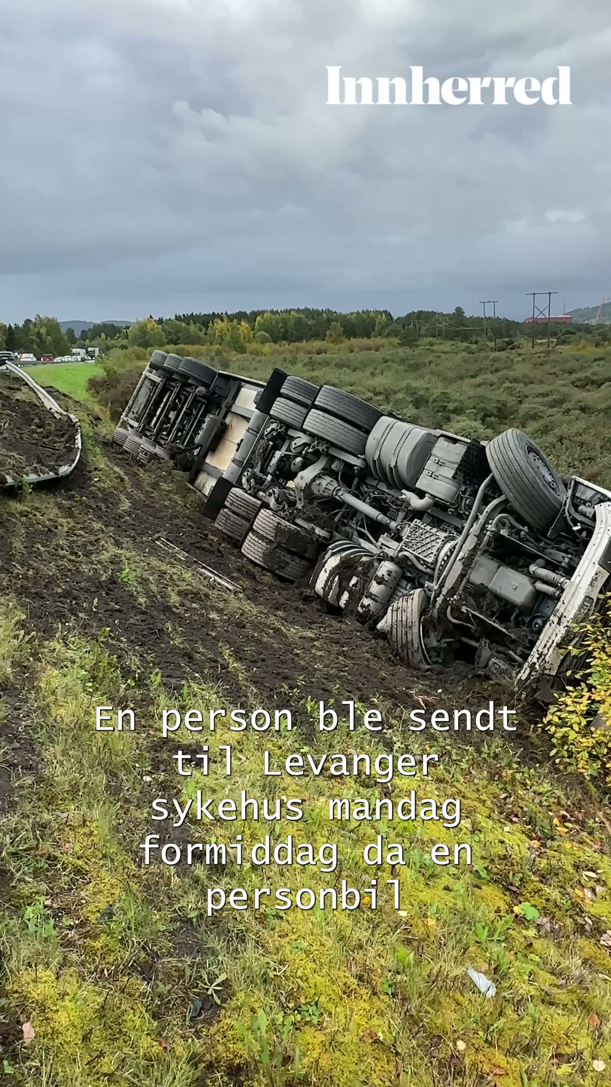 Lastebil i grøfta etter ulykke
