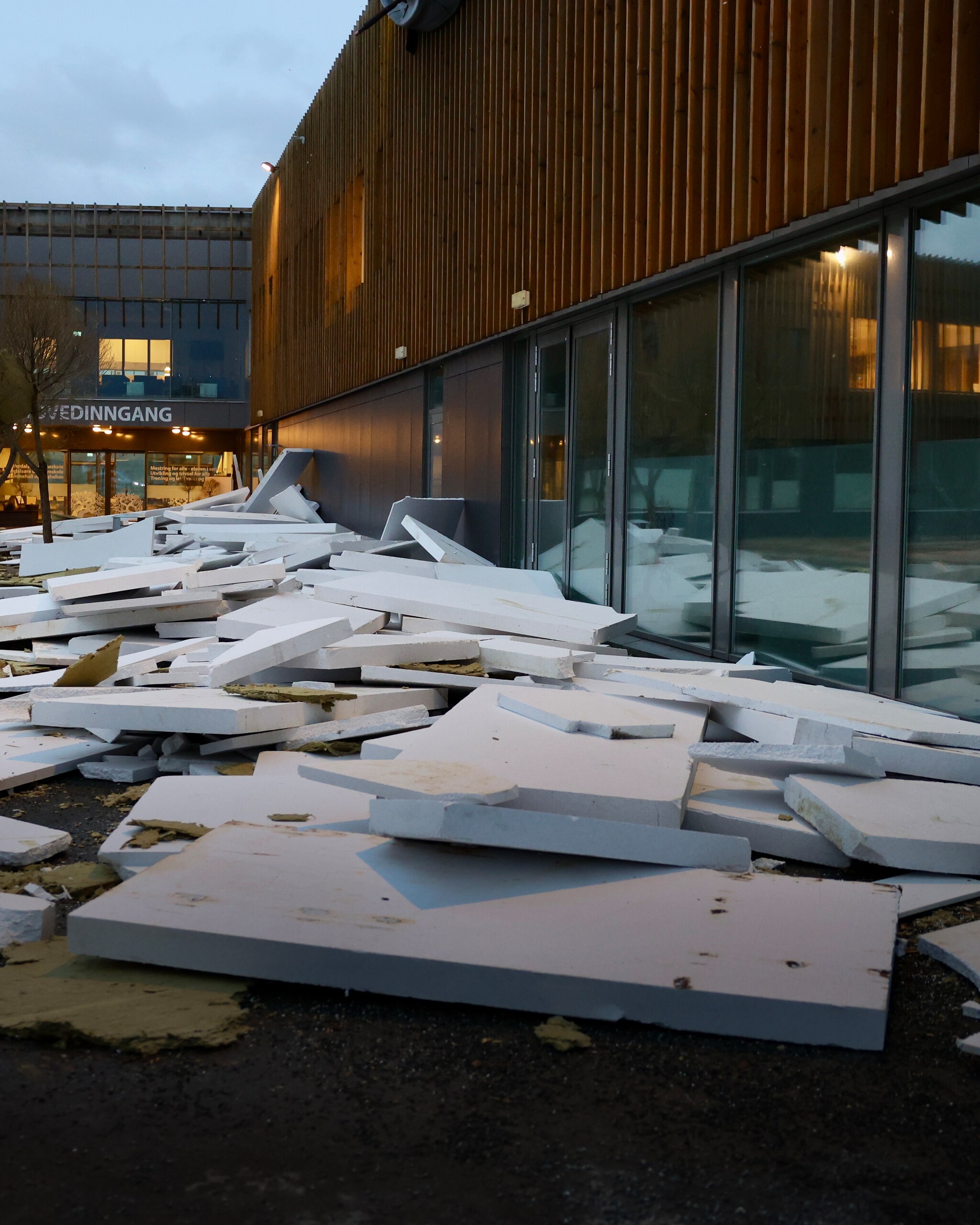 Taket blåste av skolen