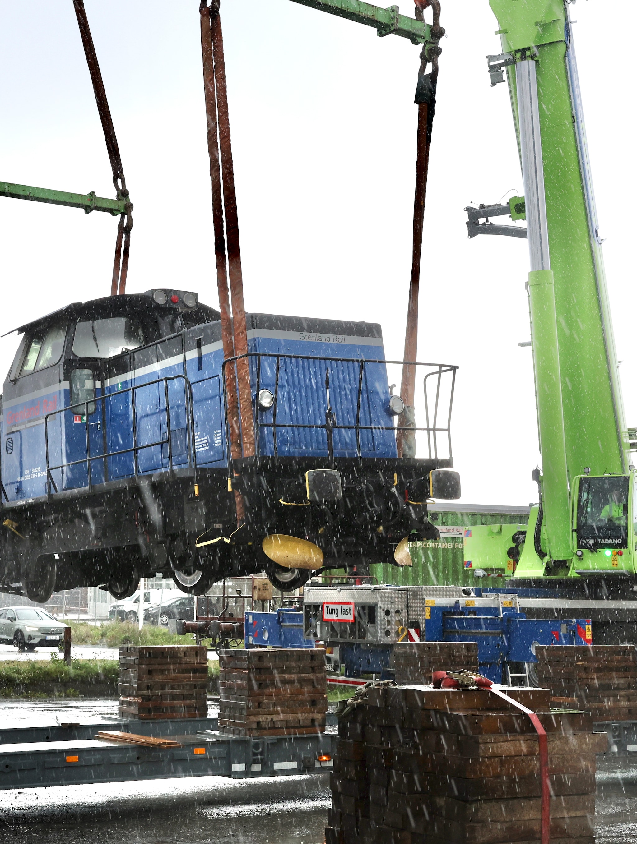 Tog fraktes på lastebil gjennom Verdal