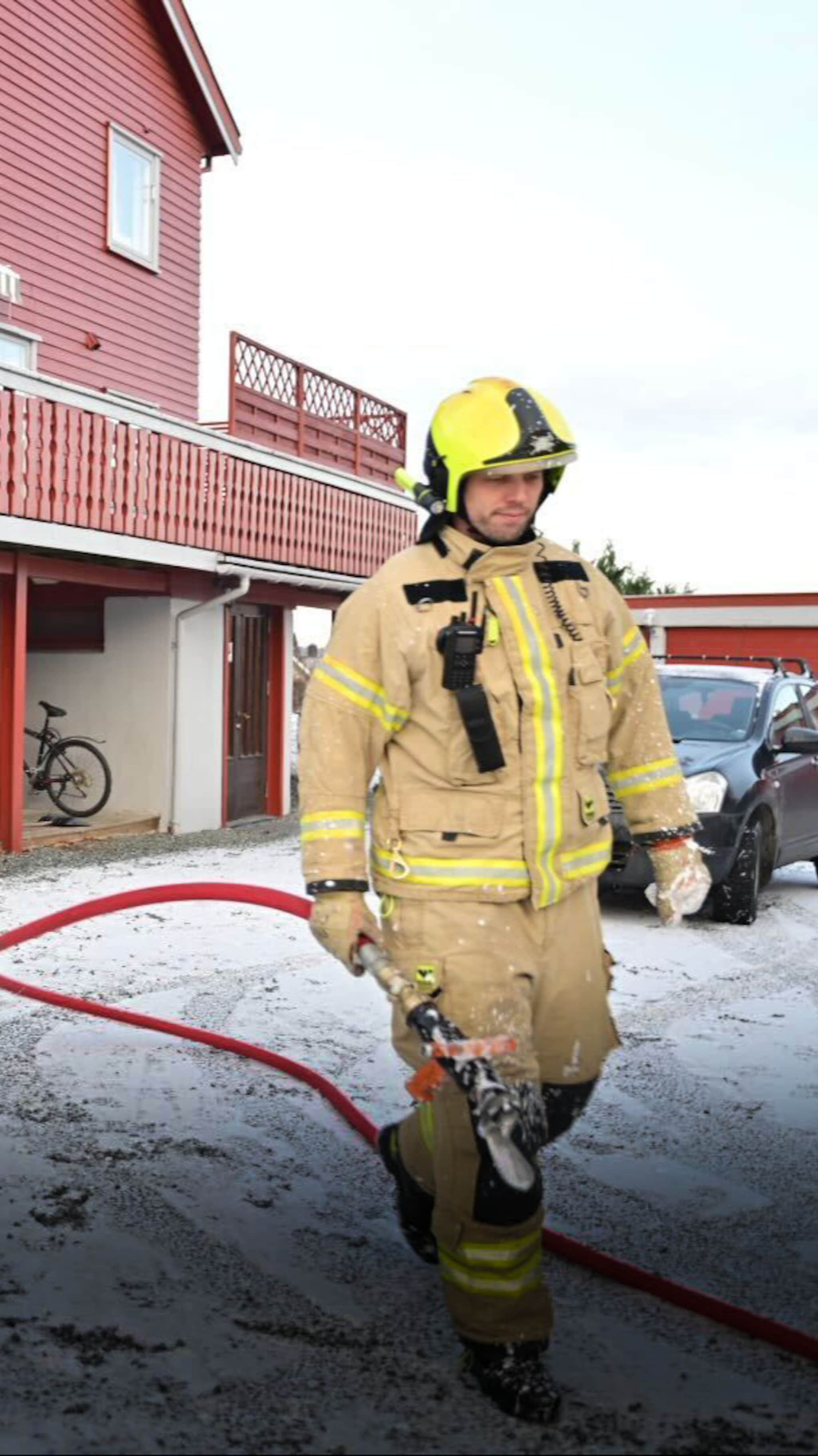 Kastet aske på en busk som tok fyr