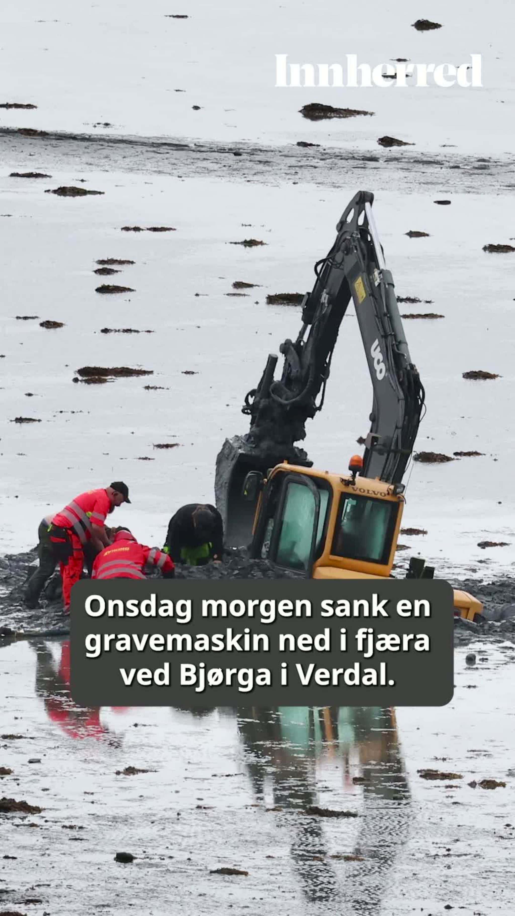 Gravemaskin sto fast i fjæra