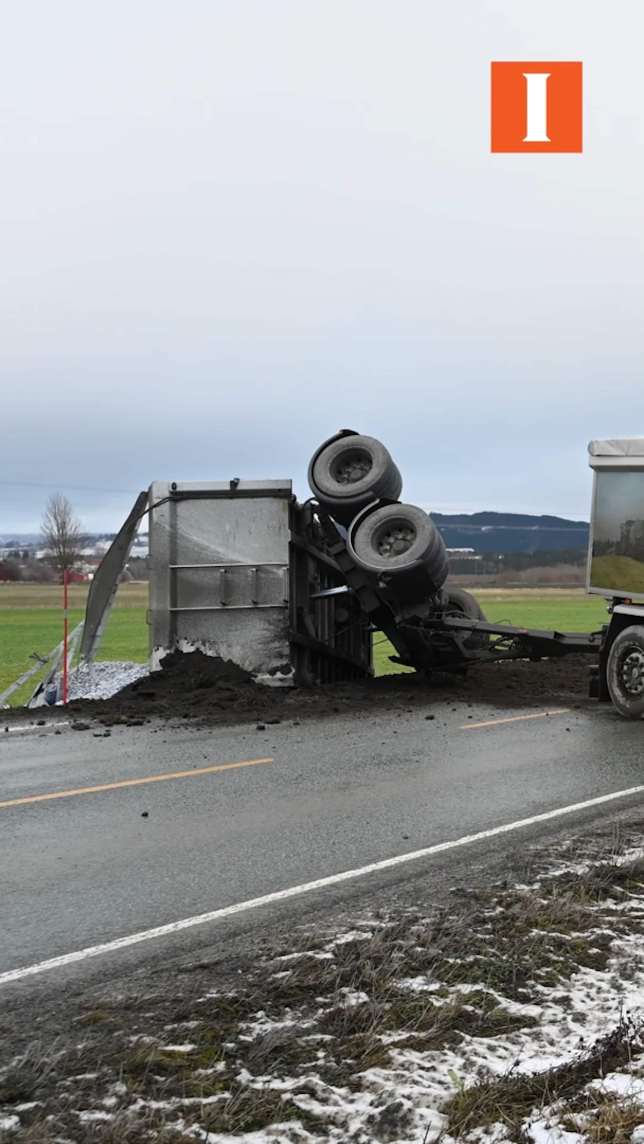 Lastebil og bil kolliderte