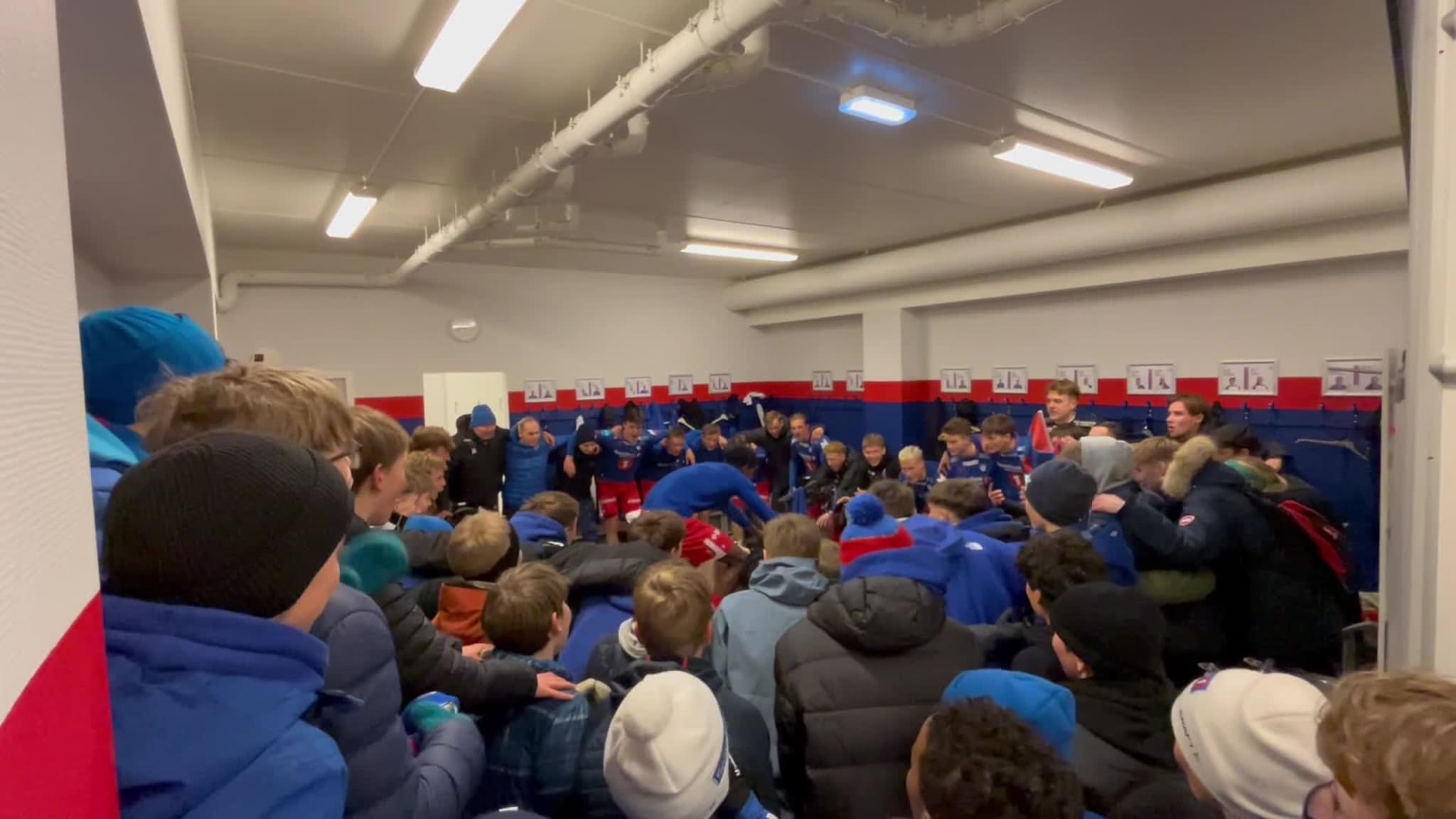 TUIL jubler i garderoben etter seieren mot Lyn