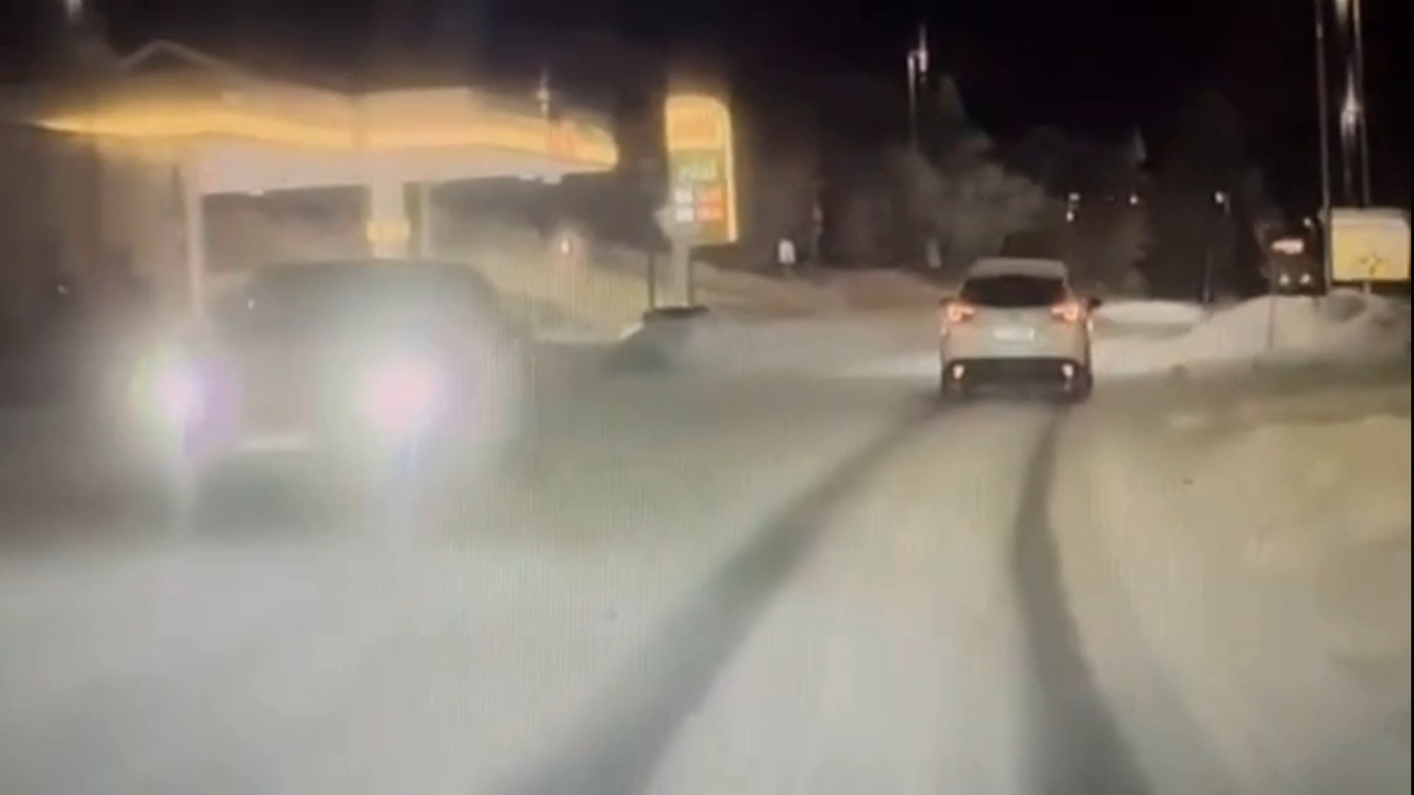 Her seiler bilen ned bakken