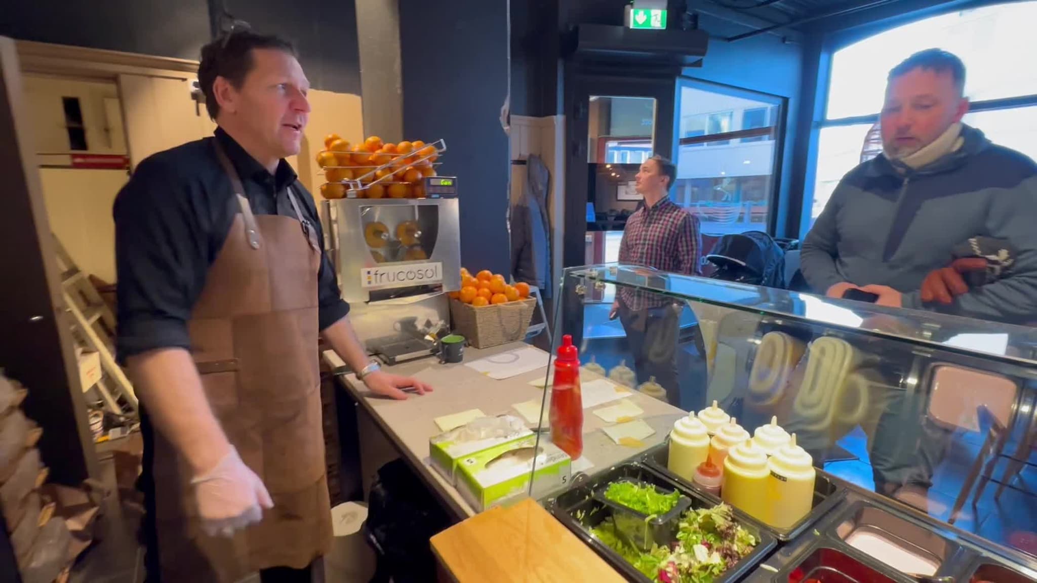 Nils Peter «Knoll» Lundahl i full gang med serveringen på nyåpningen av spisestedet "Knoll og Tott" fredag.