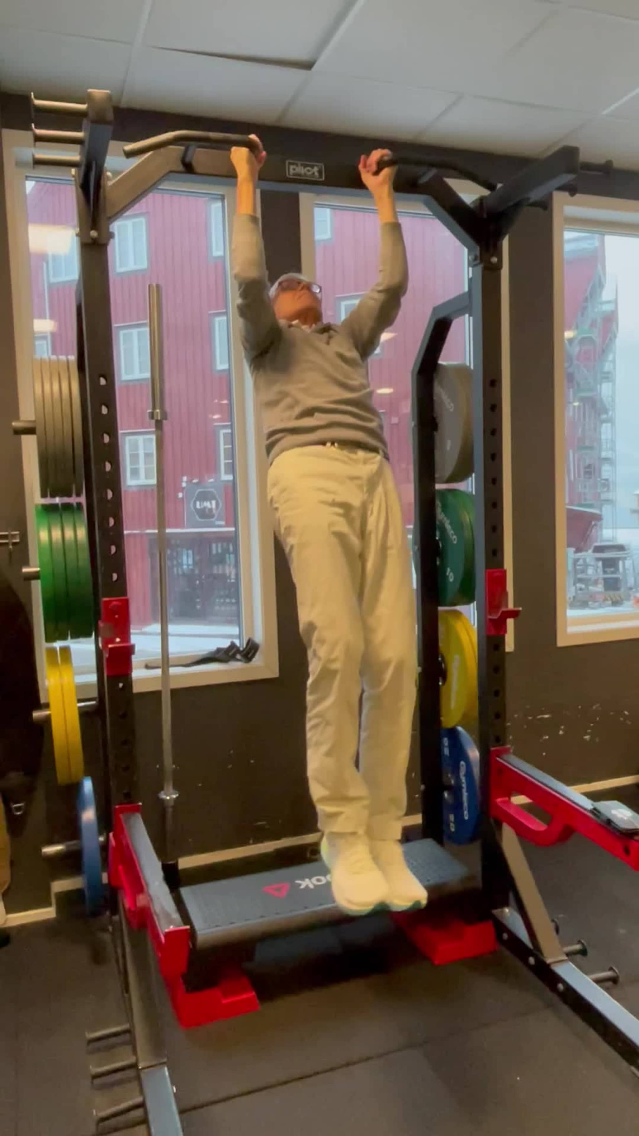 91 år gamle Erik Wibe tar pullups som en trettiåring.