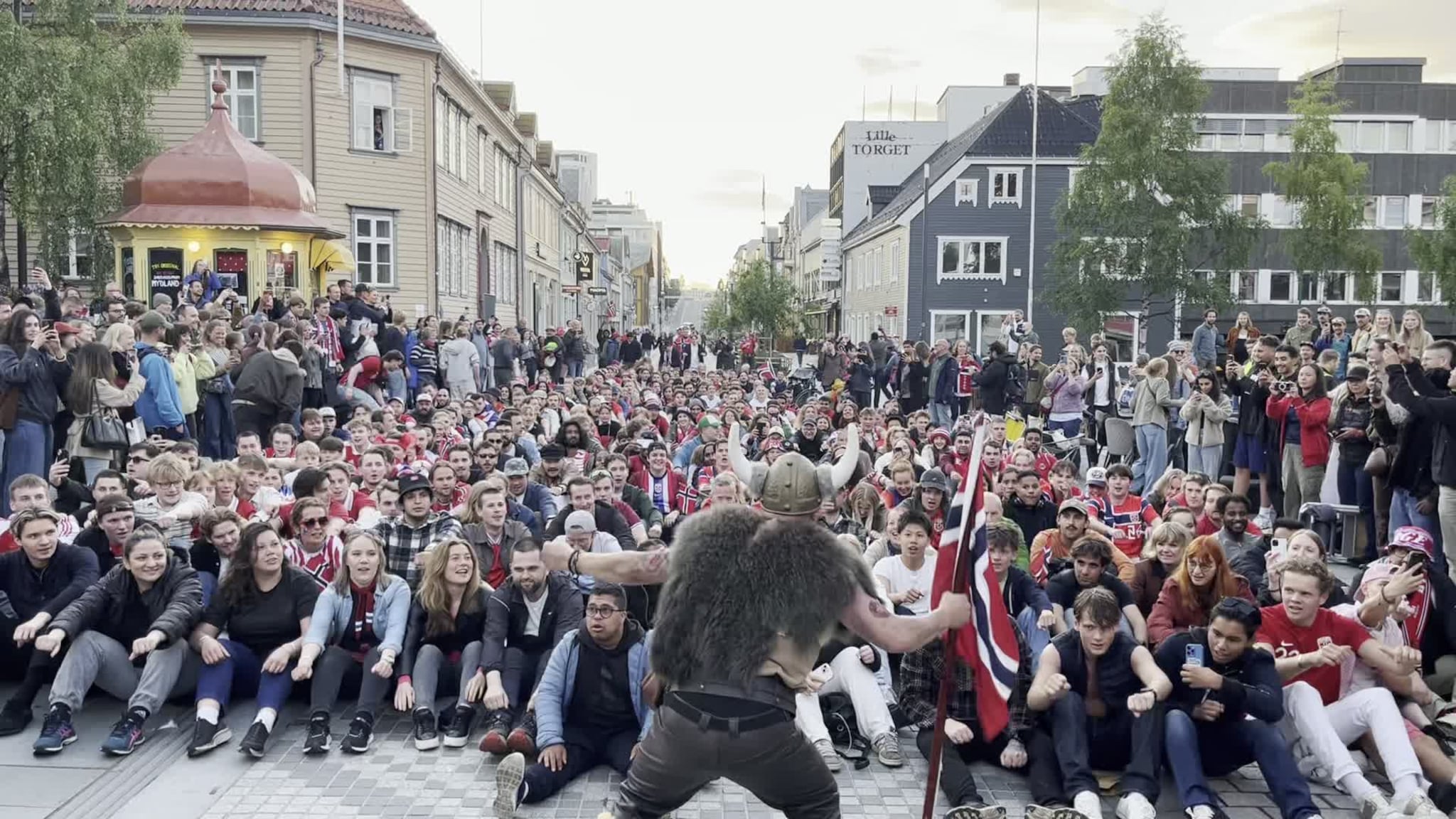 Her ror tromsøværingene midt i Storgata etter seieren