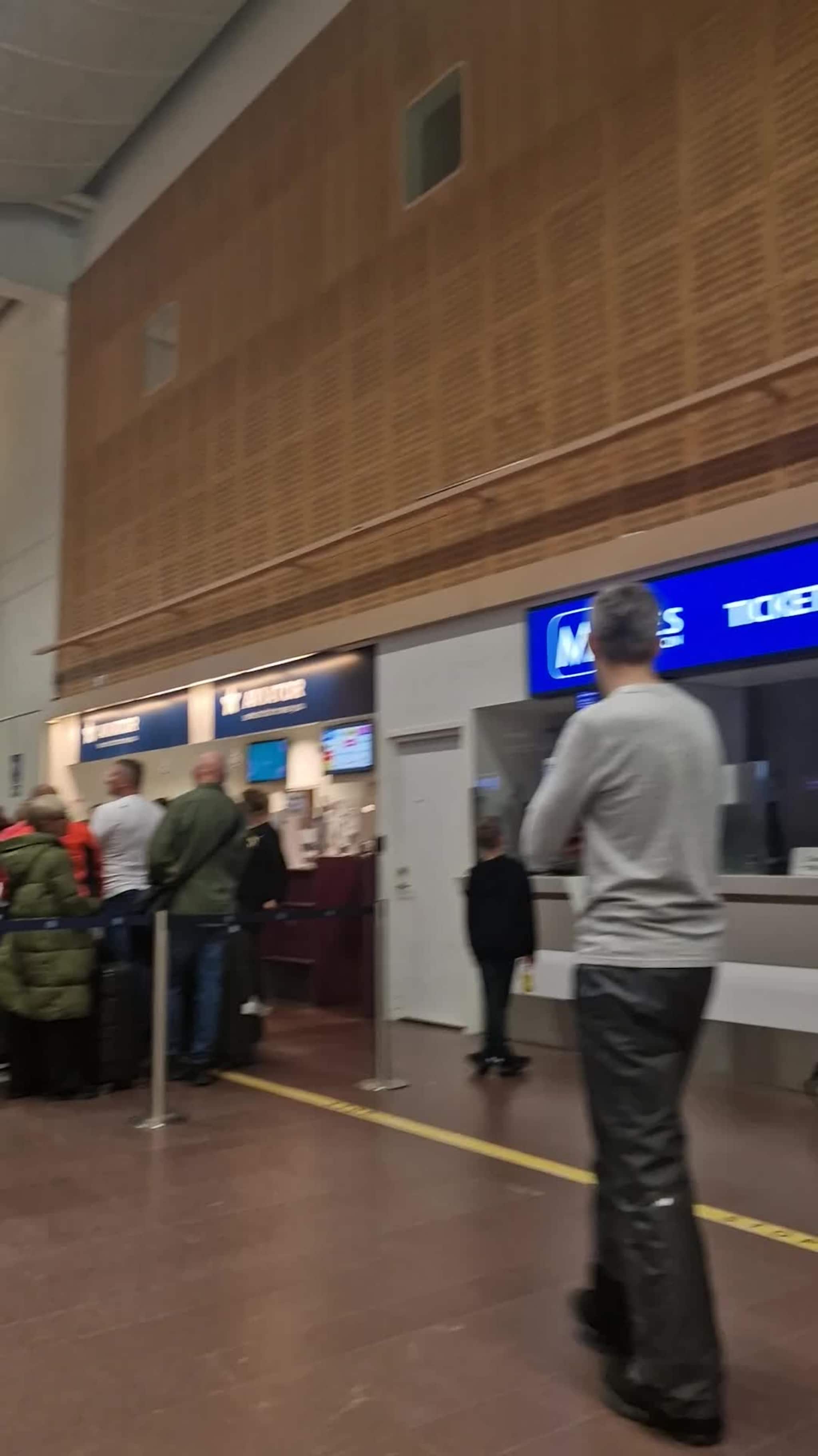Måtte vente tre timer på Arlanda