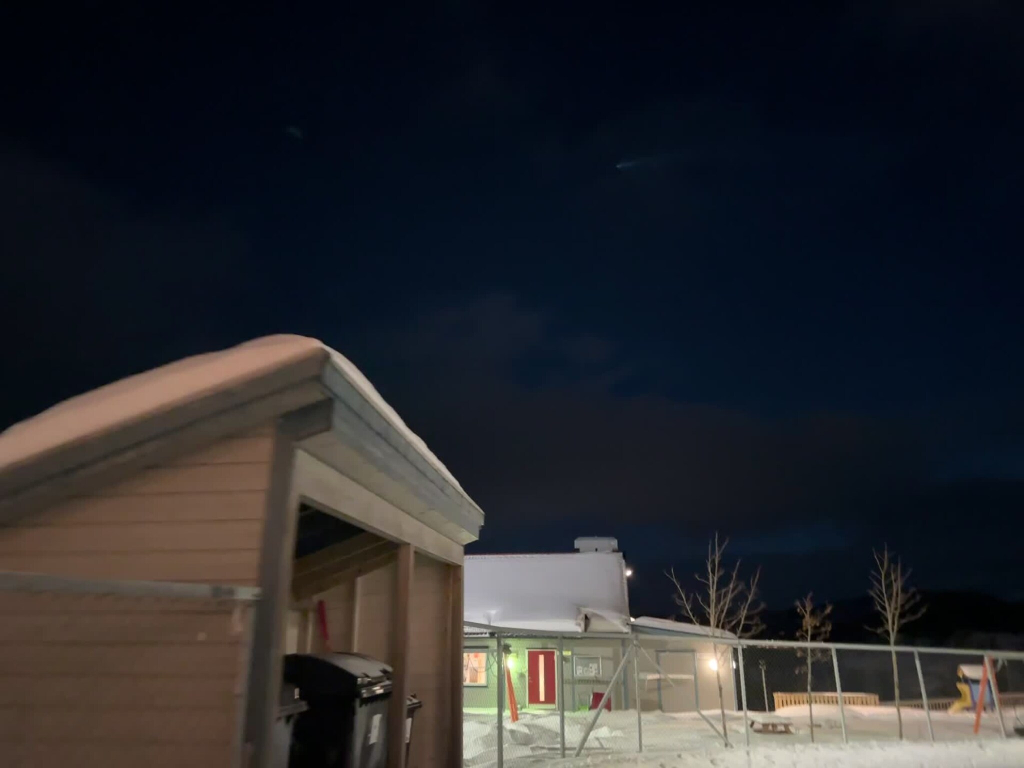 En rakett eller meteor flyr over Tromsø.mov