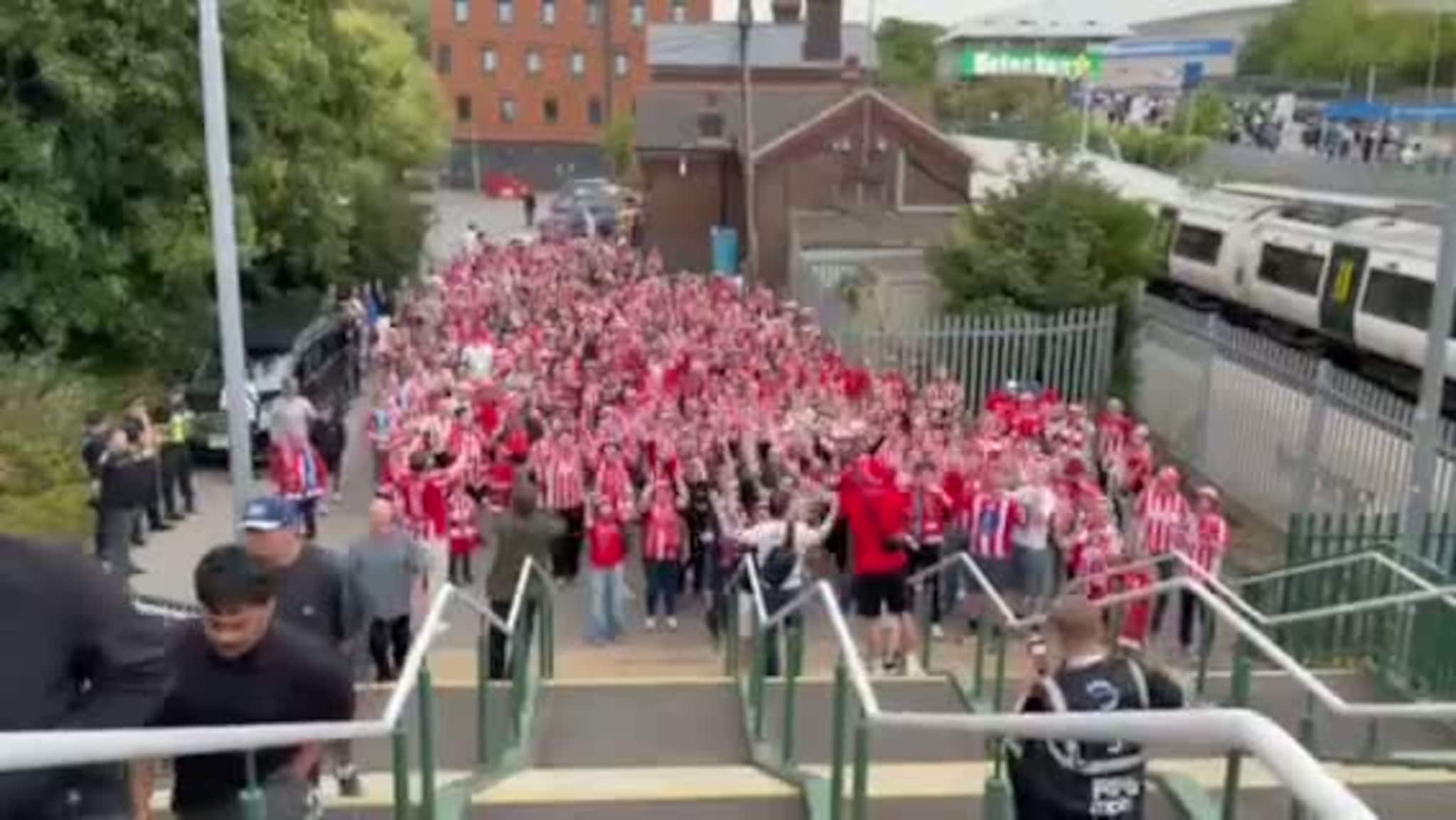 TIL-supporterne ankommer Falmer Stadium