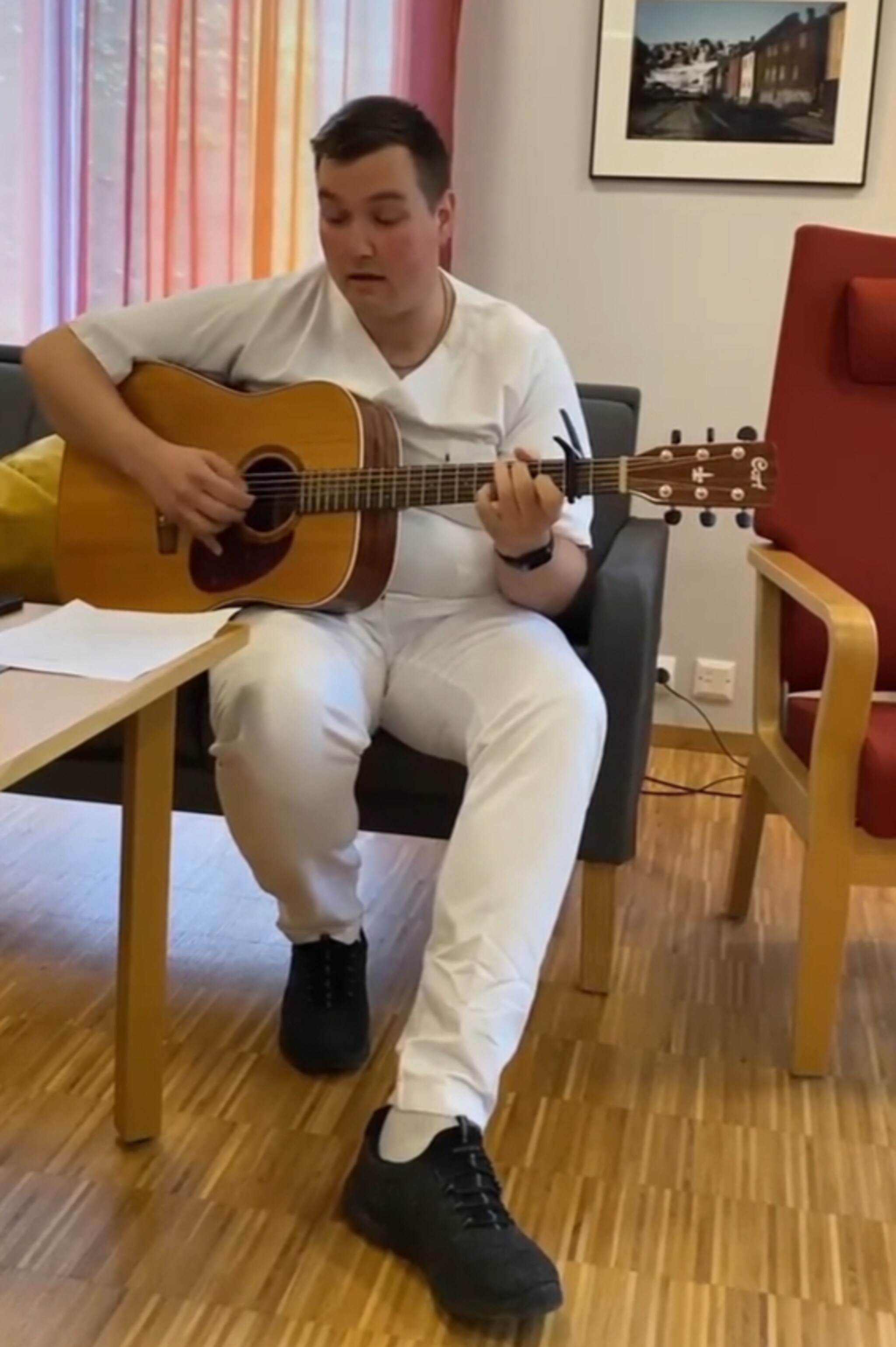 Tobias med sang til kommunedirektøren