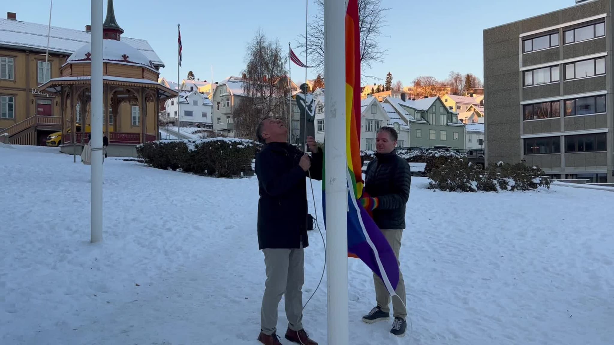 Flaggheising utenfor rådhuset