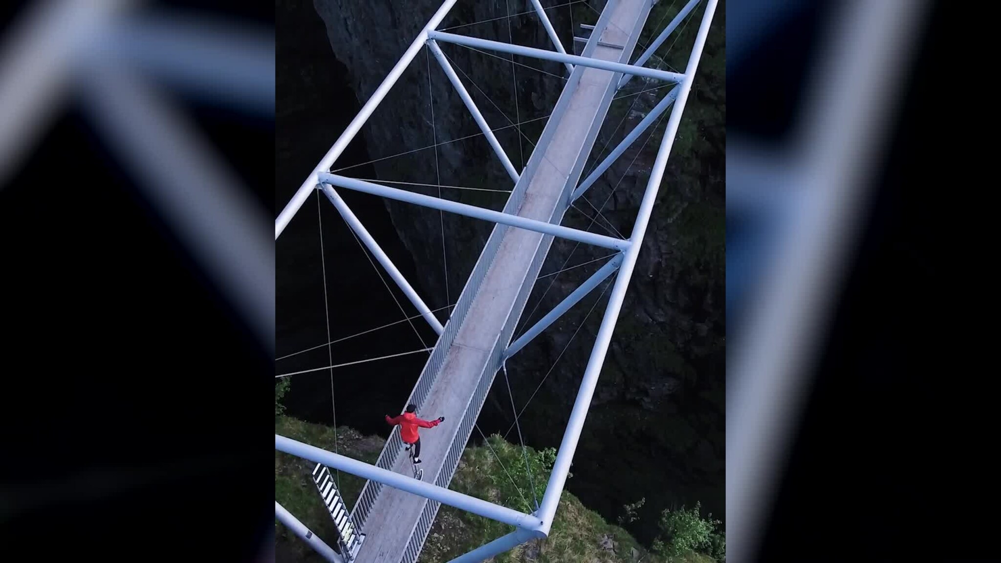Se Herman sykle over Gorsabrua på enhjulssykkel