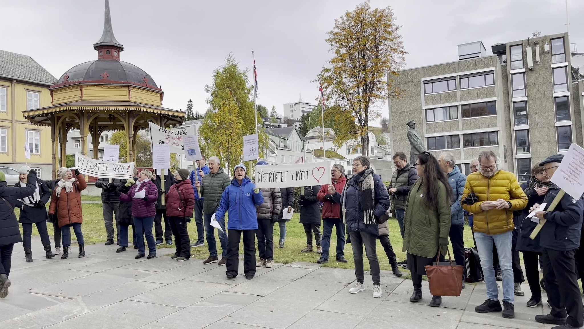 Demonstrerer mot distriktspolitikken