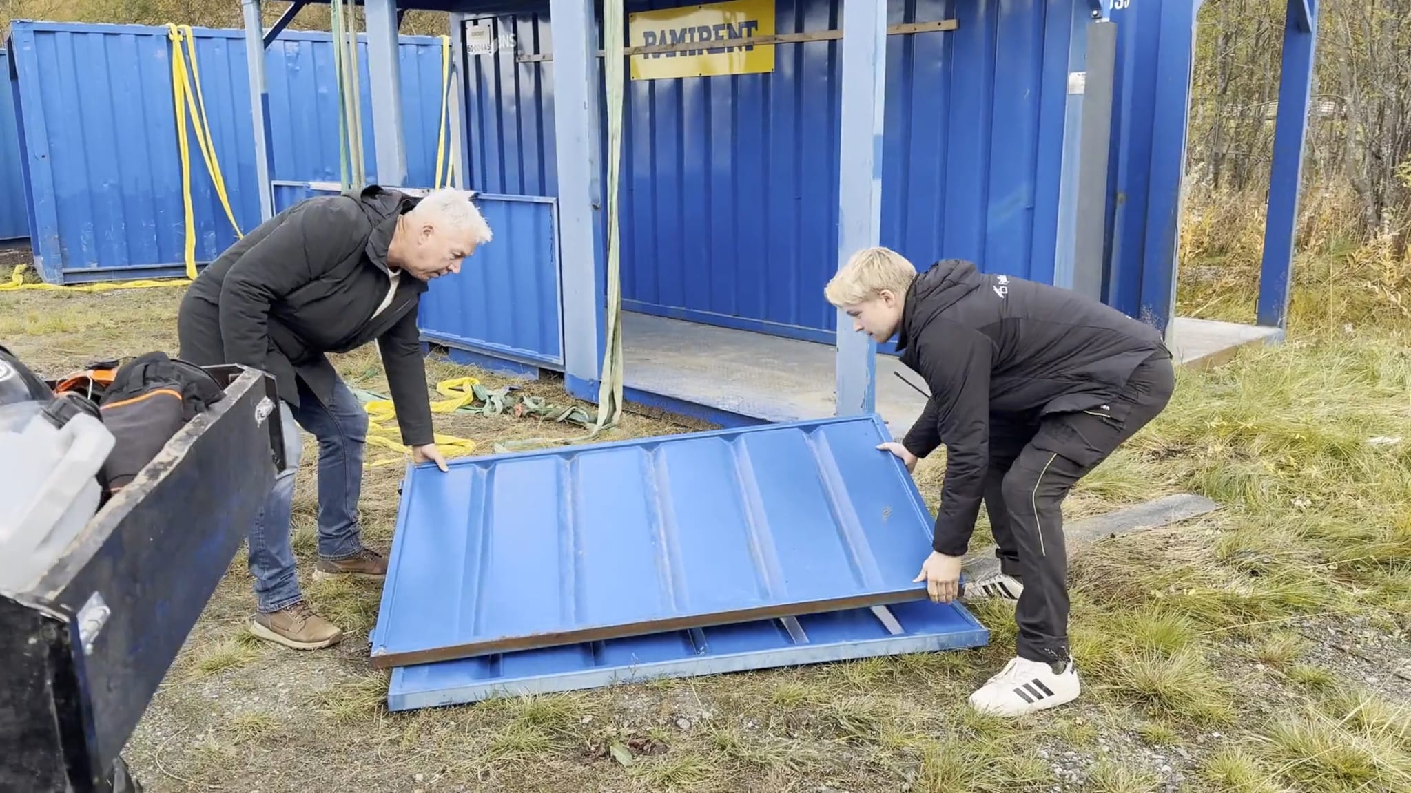 Dør falt ned fra lufta
