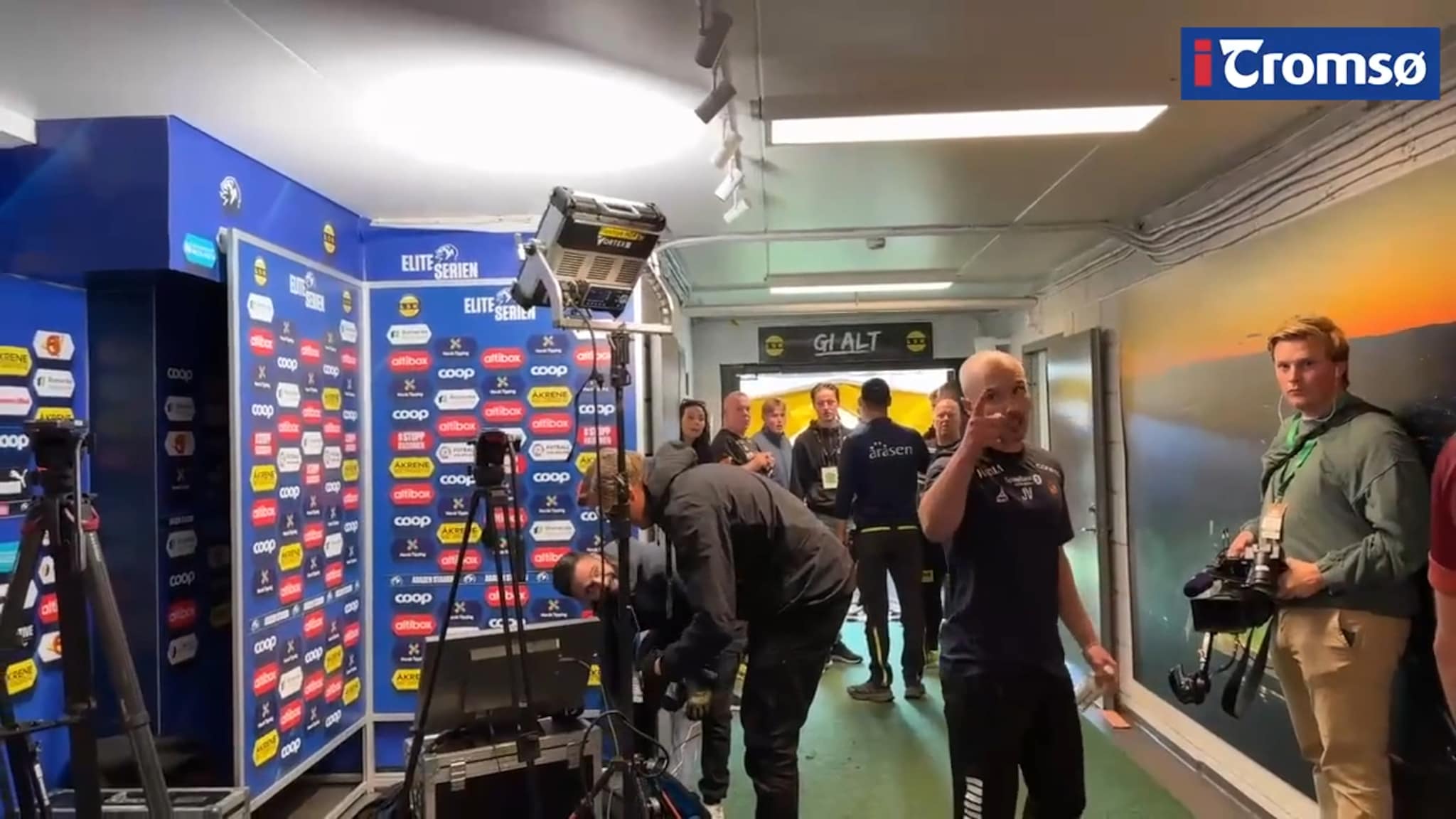 TIL-trener Jørgen Vik stormer ut av intervjuet