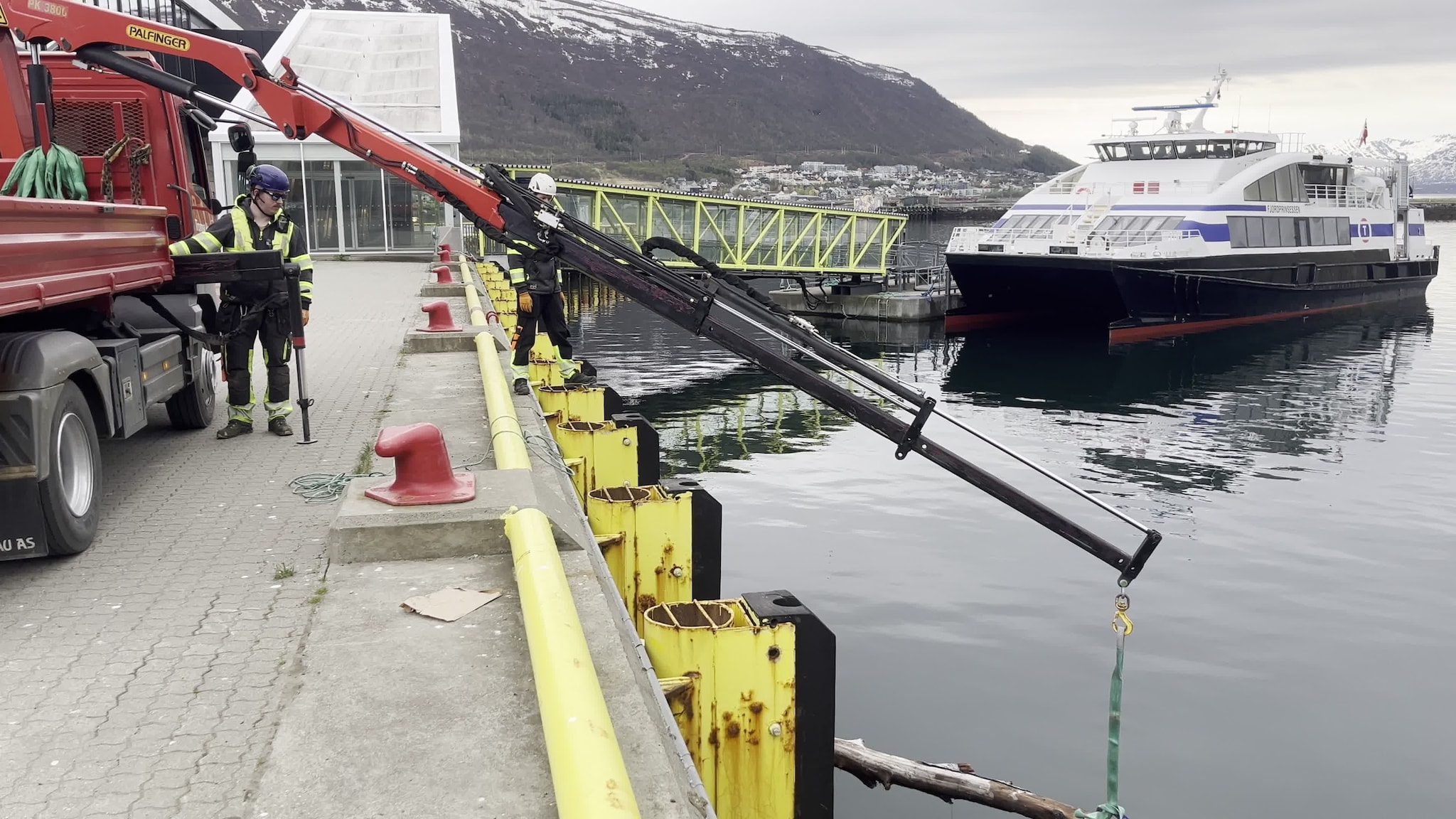 Tromsø Havn fjerner drivtømmer i havnebassenget