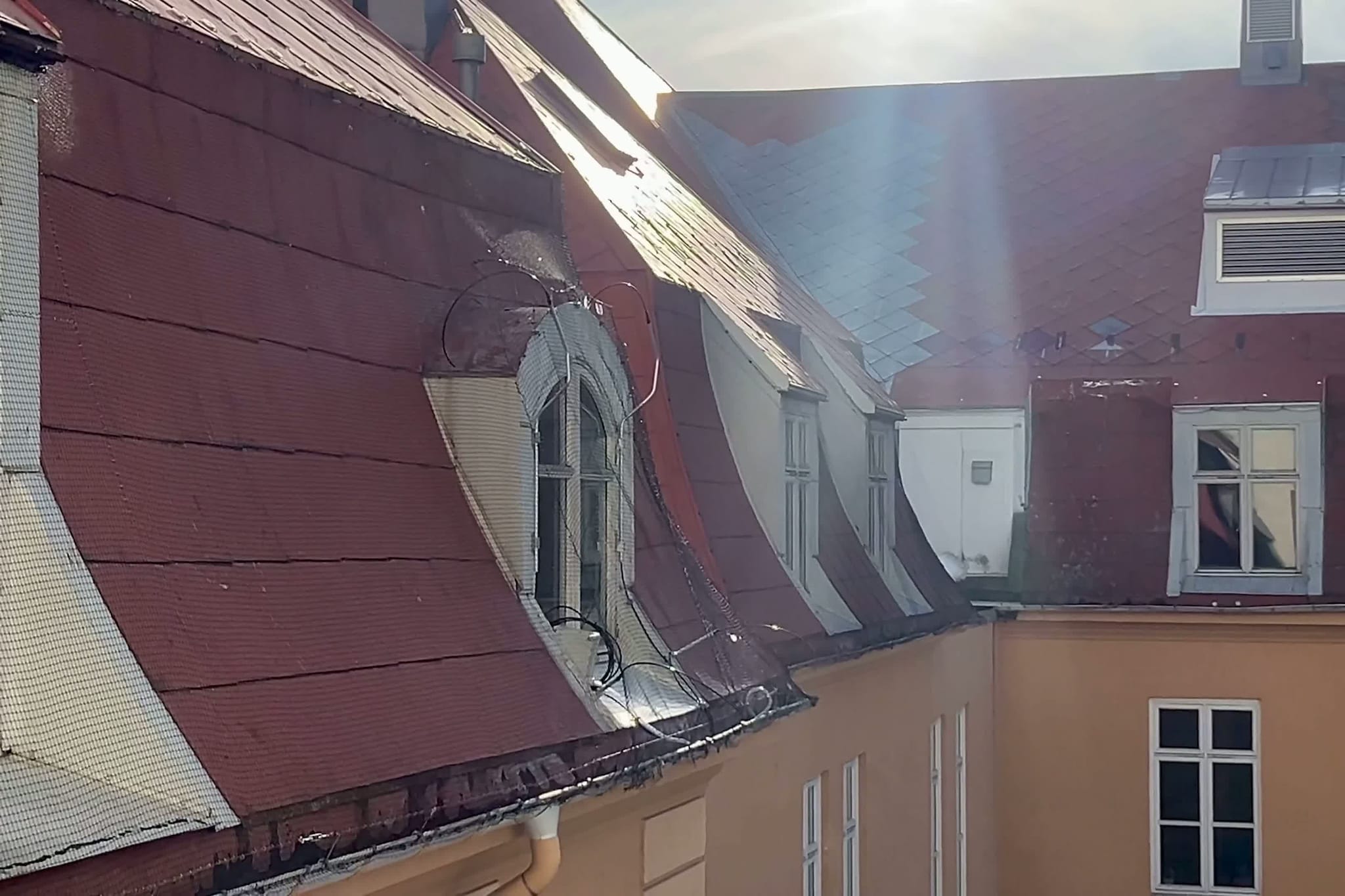 Trykkluft mot krykkjer på Fylkeshuset