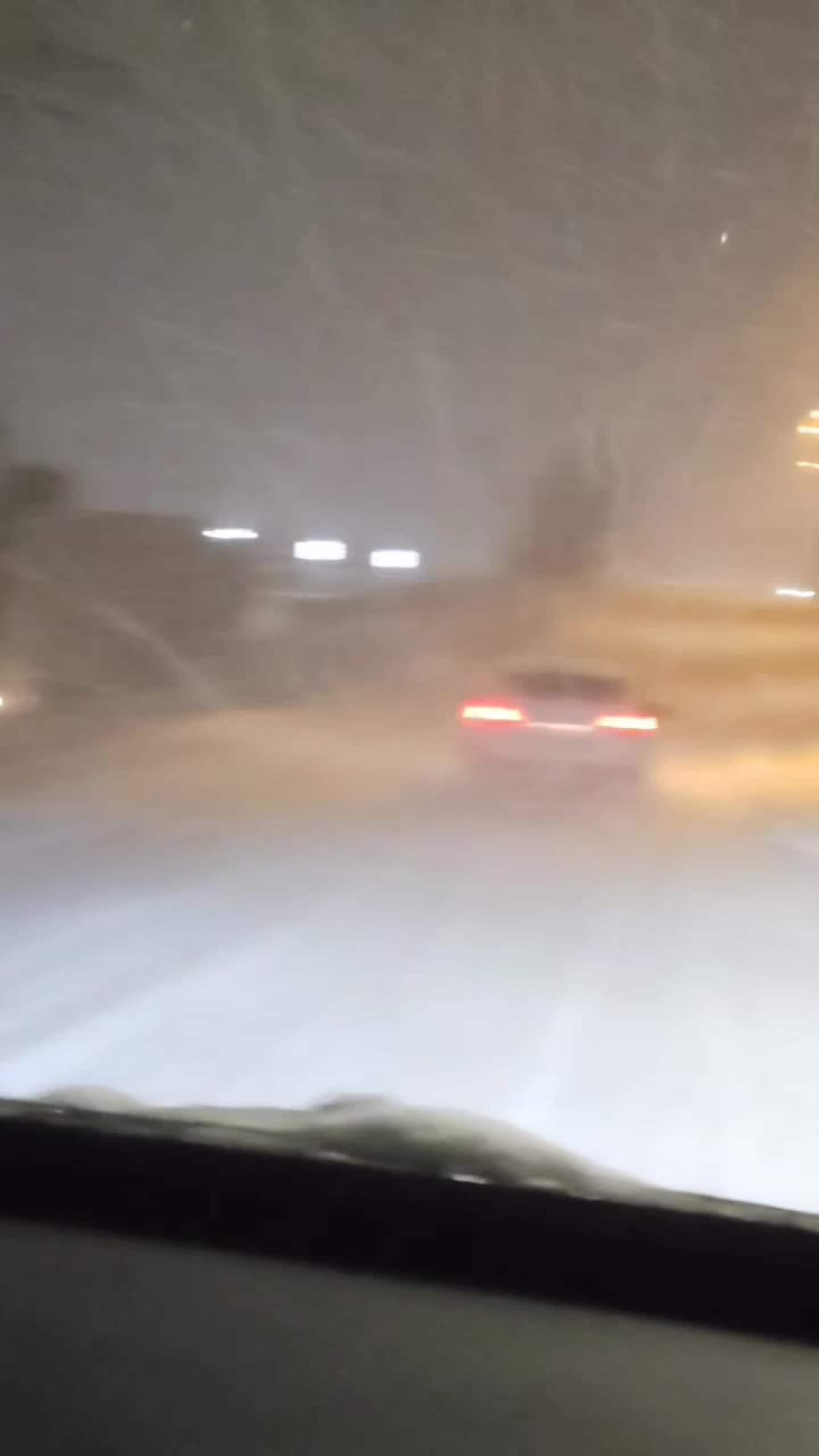 Her kjører bilen midt i veien