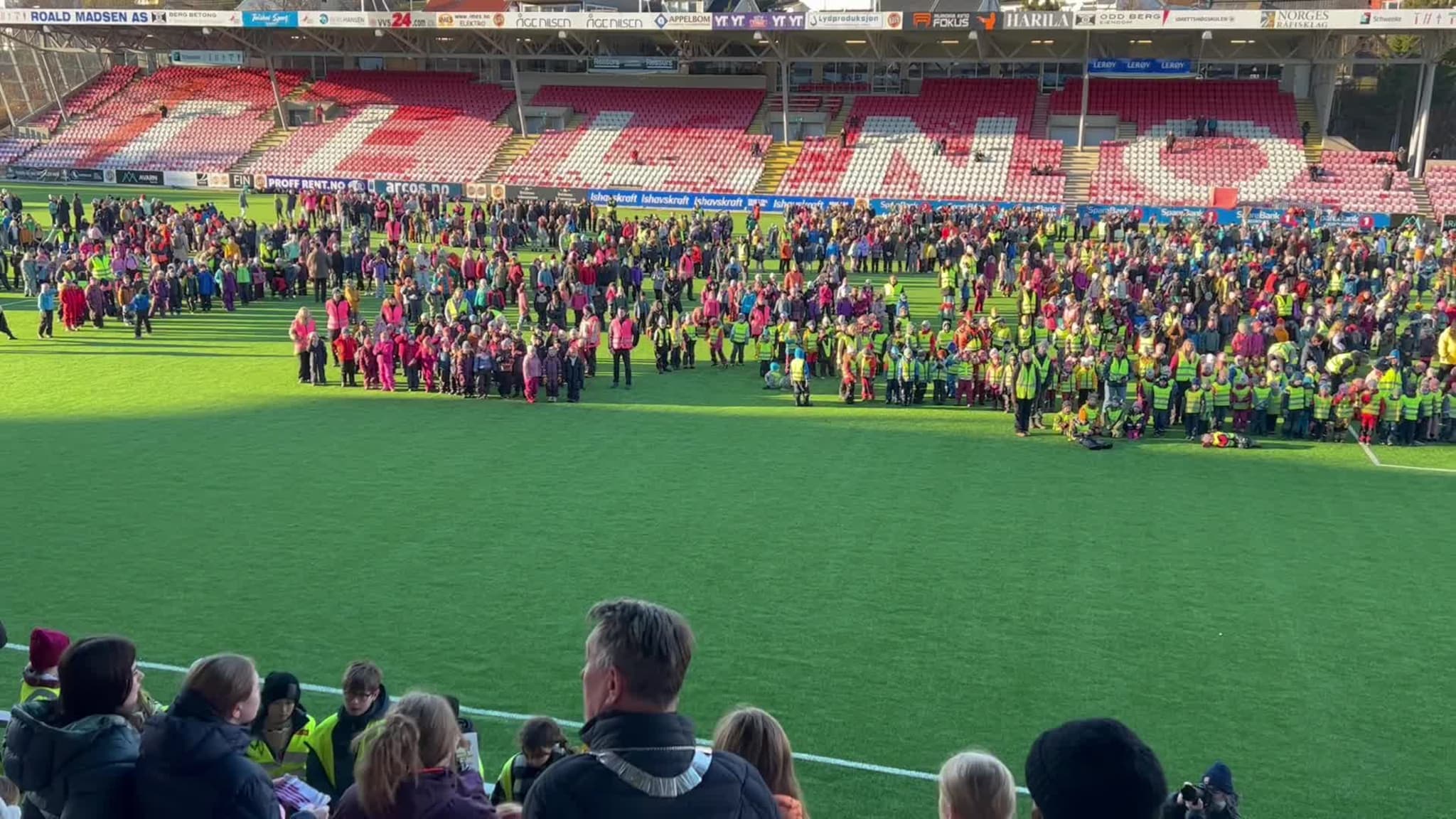 Fem skoler fra Sør-Tromsøya har samlet seg for BliMe-dansen