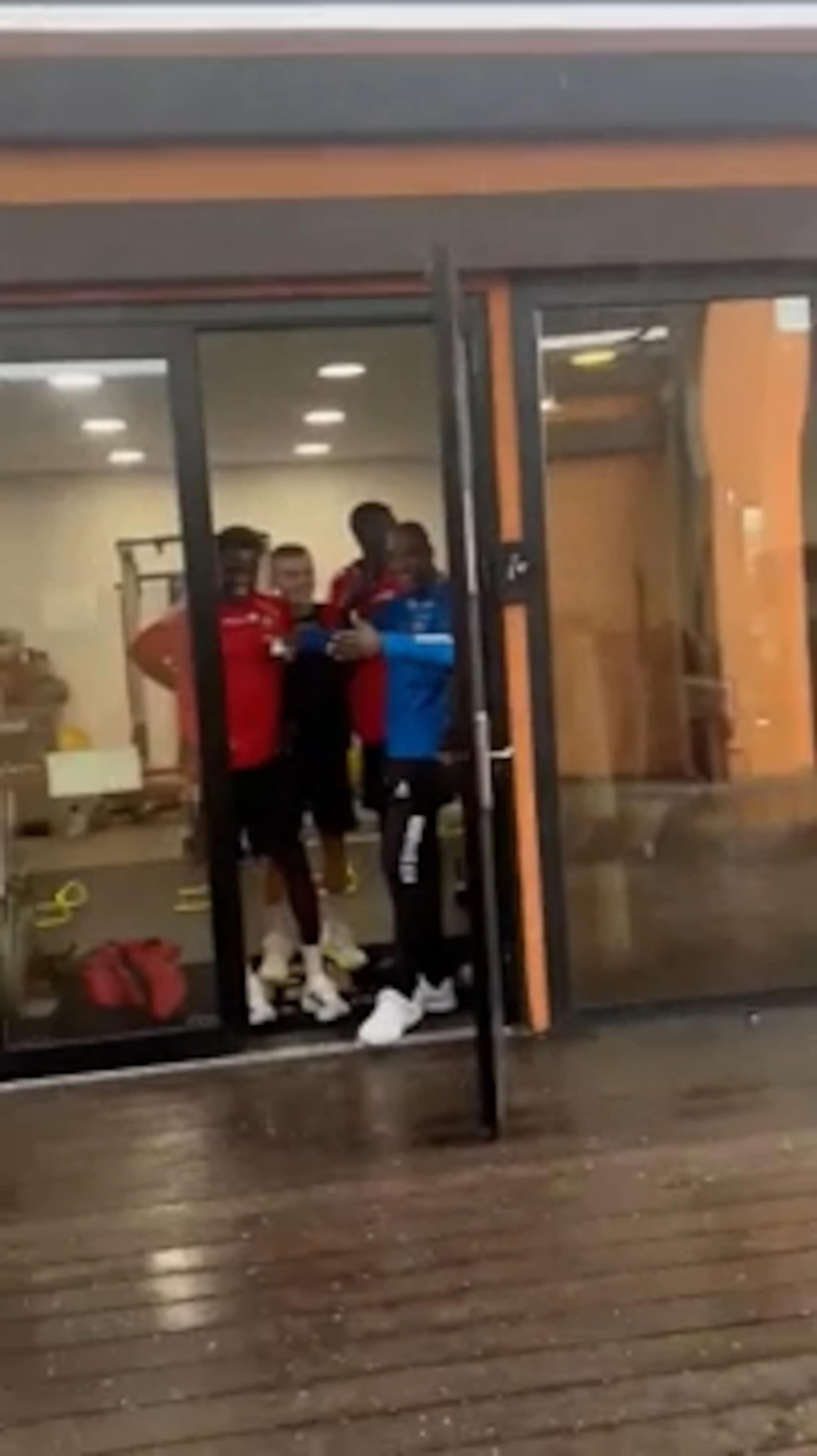 Begynner å hagle i Portugal - sjekk TIL-spillernes reaksjon