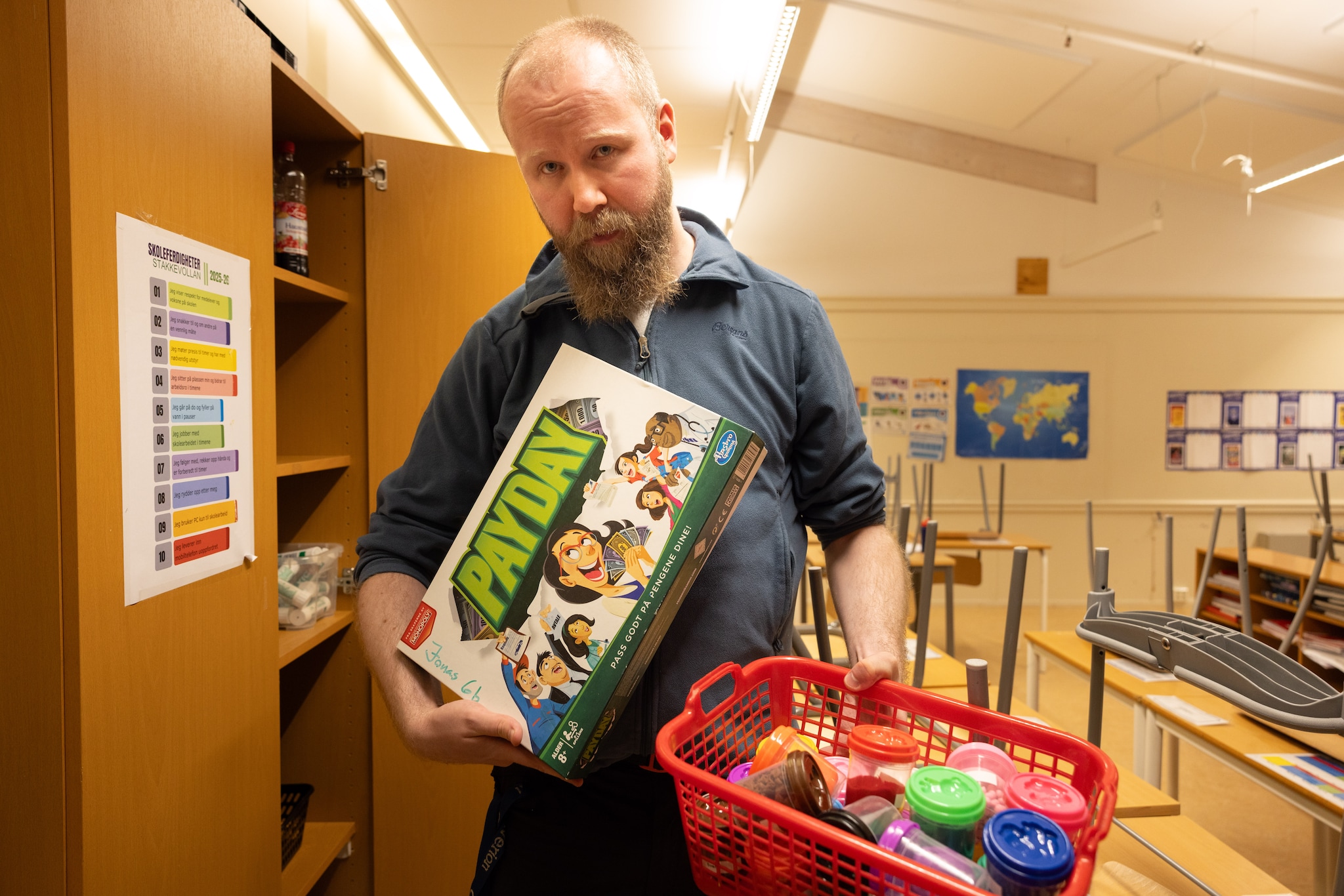 Bruker egne midler på skolemateriell