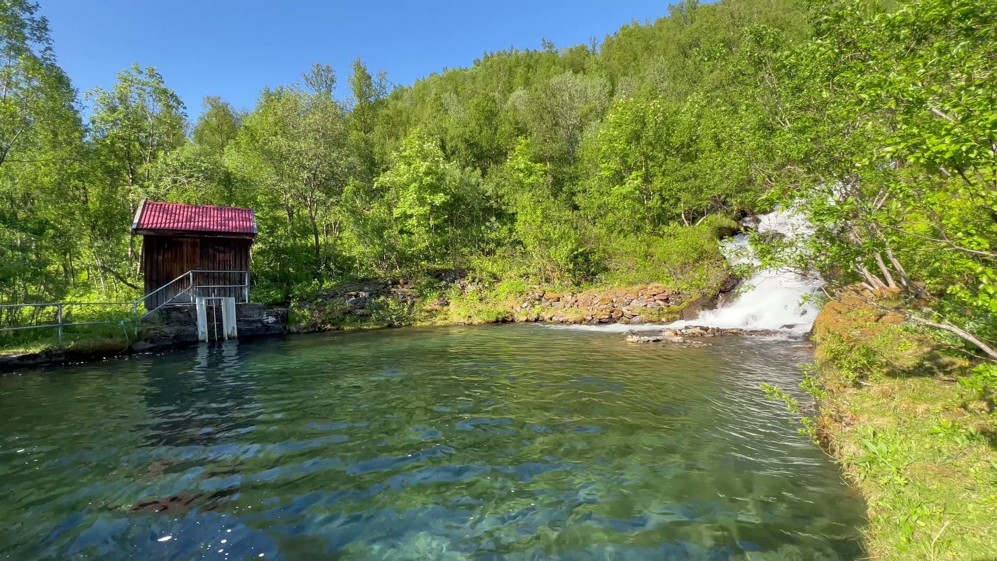 Sollidammen sommer- populær badeplass