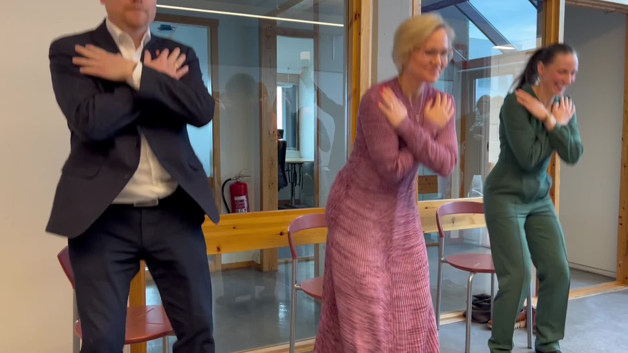 Statsråden gjennomfører en av testene i undersøkelsen