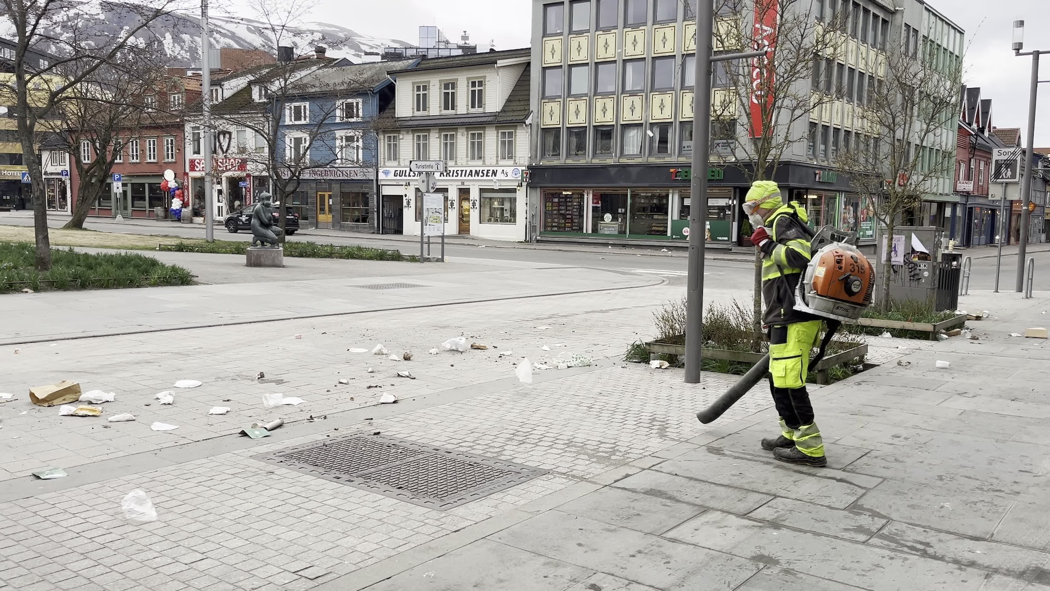 Bydrift rydder søppel i Kirkeparken etter 17. mai