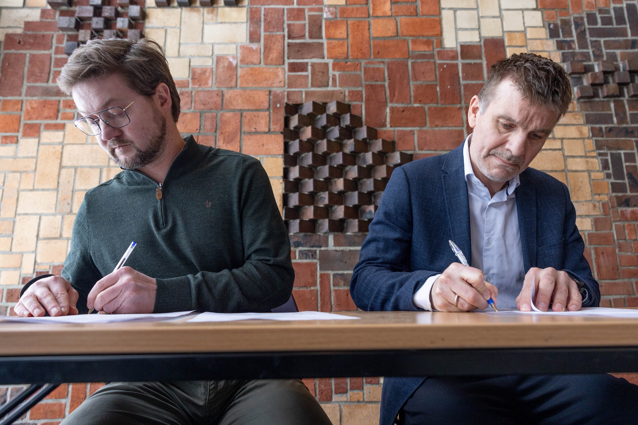 Her signeres kontrakten som kan bli starten på nye Åsgård