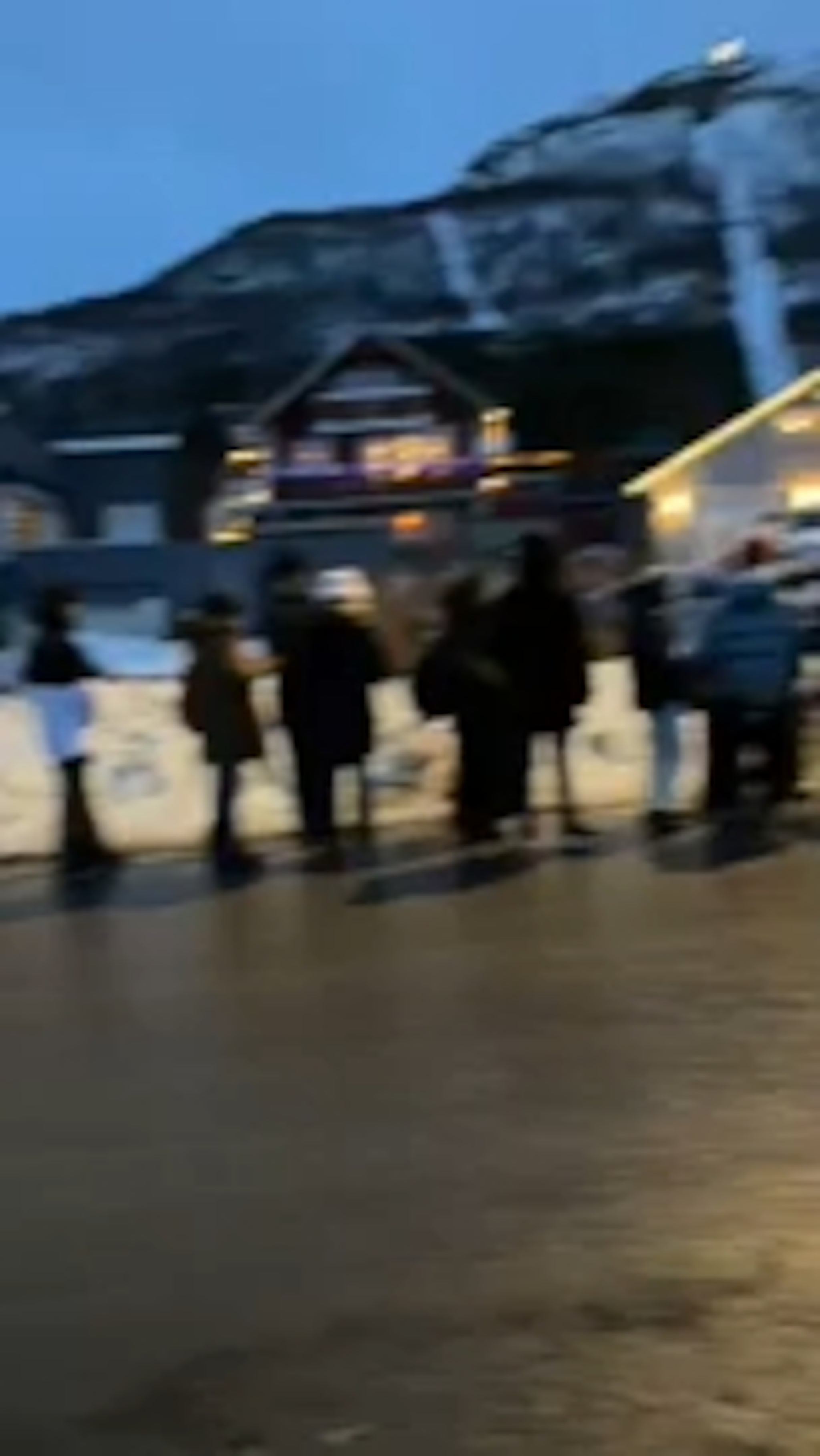 Det er lang kø ved Fjellheisen.mov