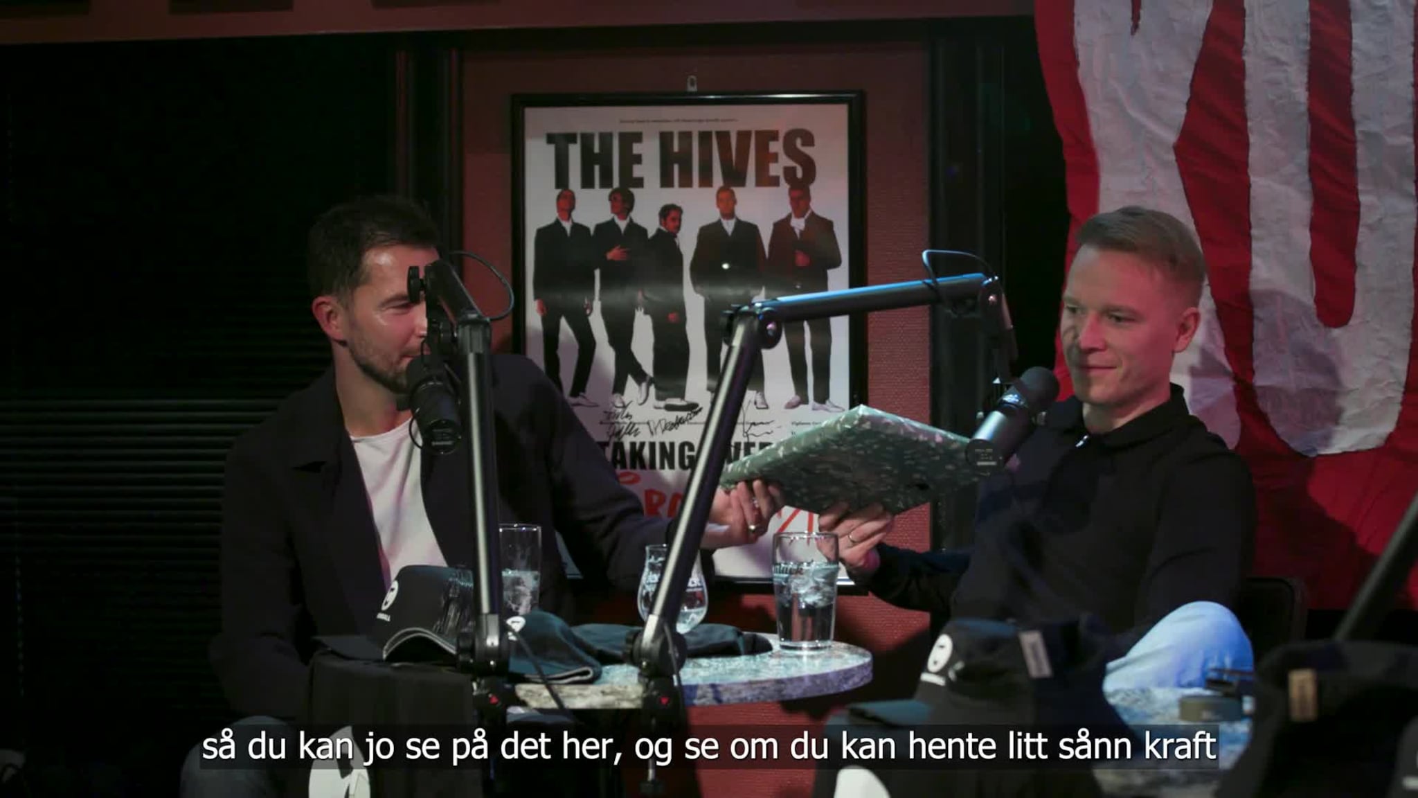 Overrasker Helge med gave