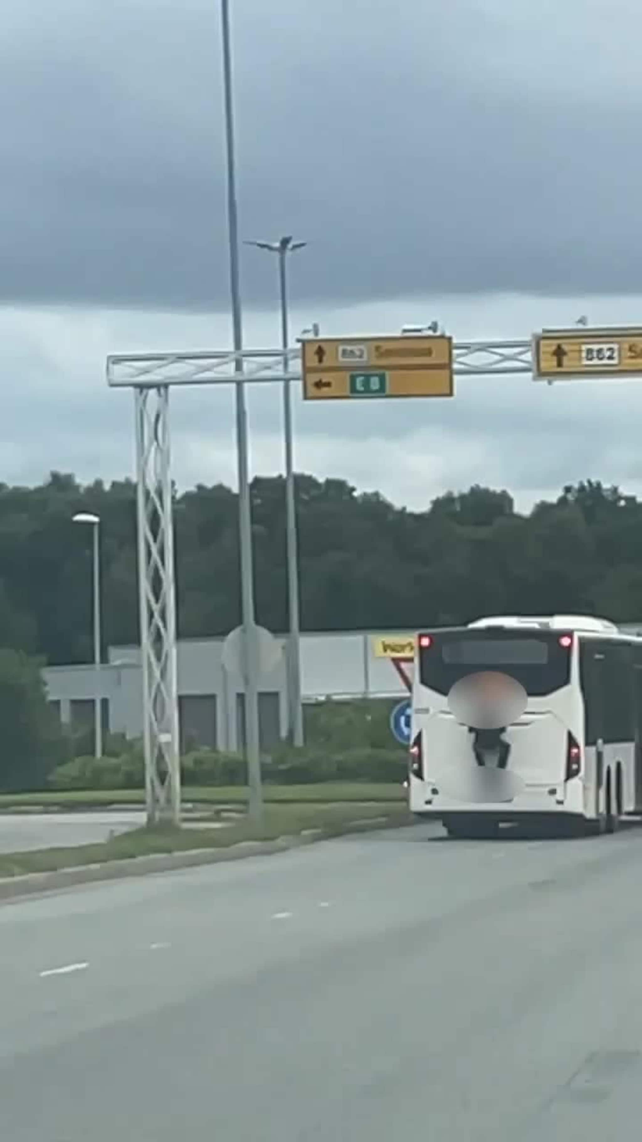 Her klamrer personen seg fast til bussen