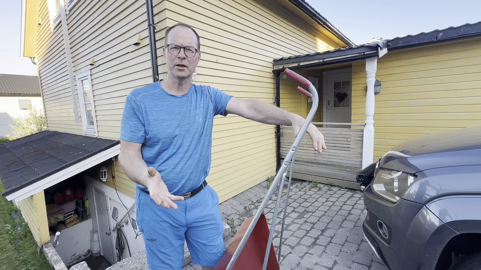 Naboene i Kårvikvegen reagerer på brøytestopp.mov