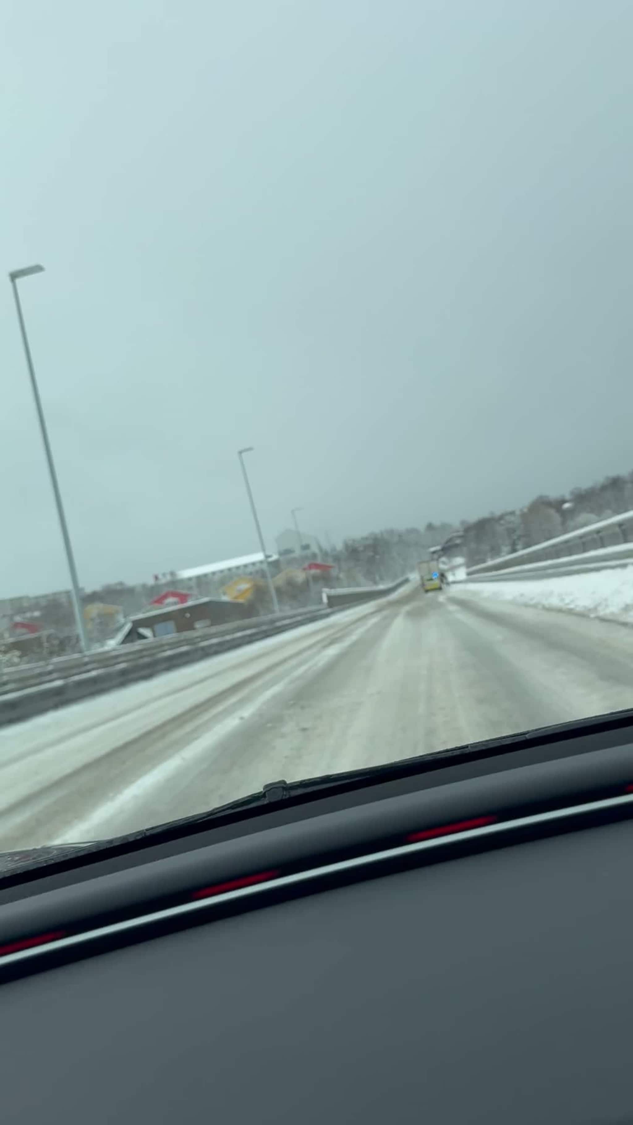 Lastebil sliter på Tverrforbindelsen