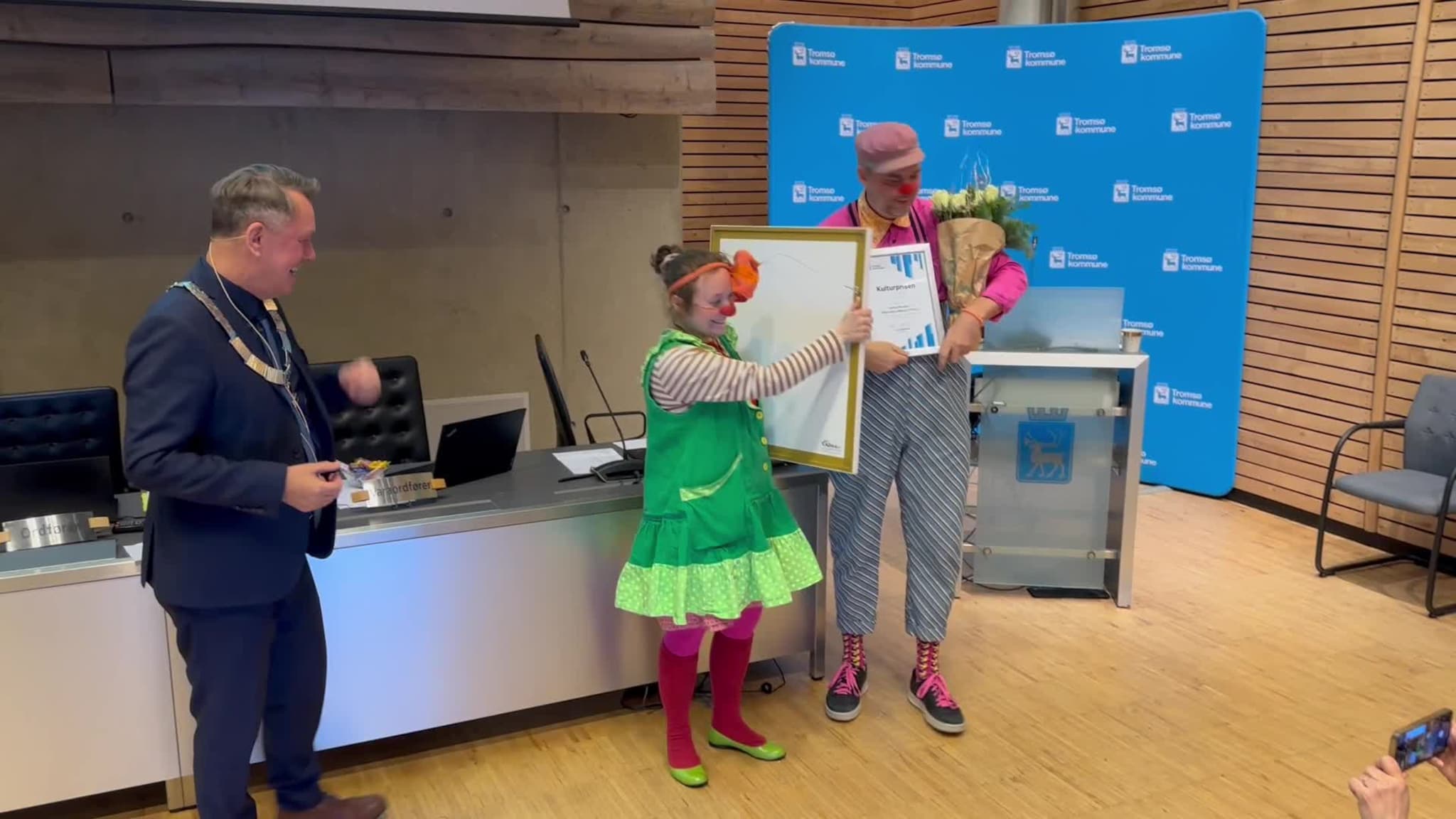 Sykehusklovnene mottar pris.