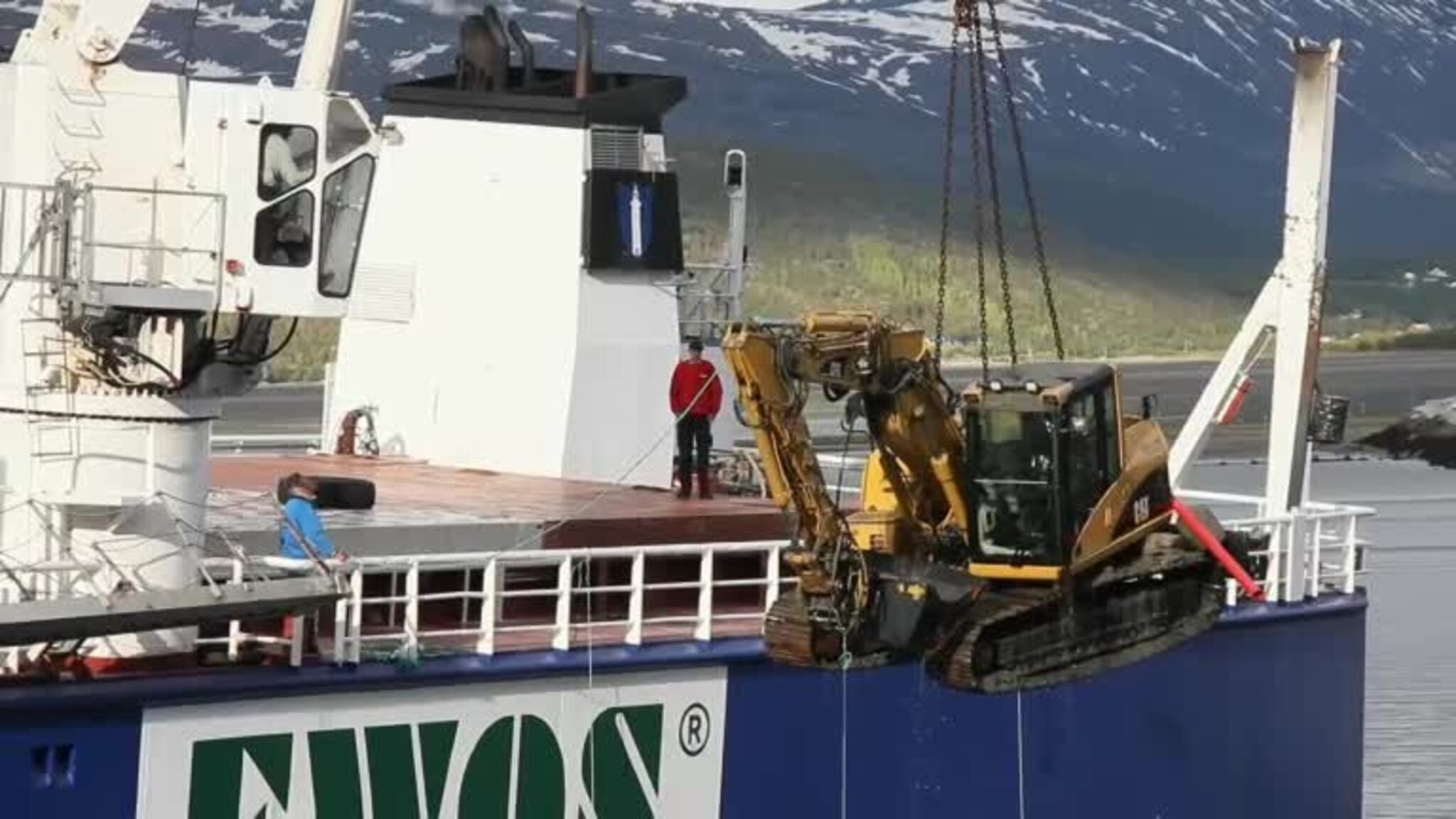 Se 16 500 kilo blir hevet fra havet